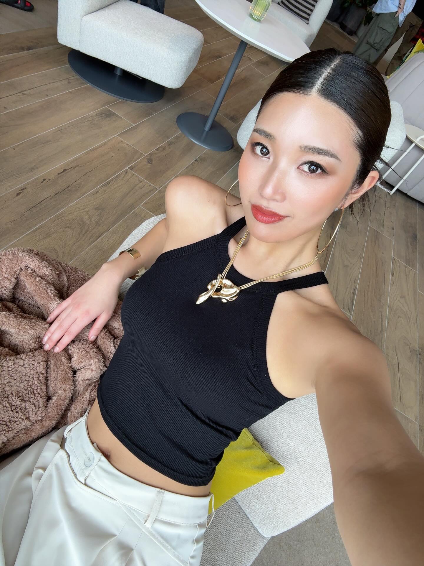 黑白极简穿搭｜金色配饰点亮高级感自拍