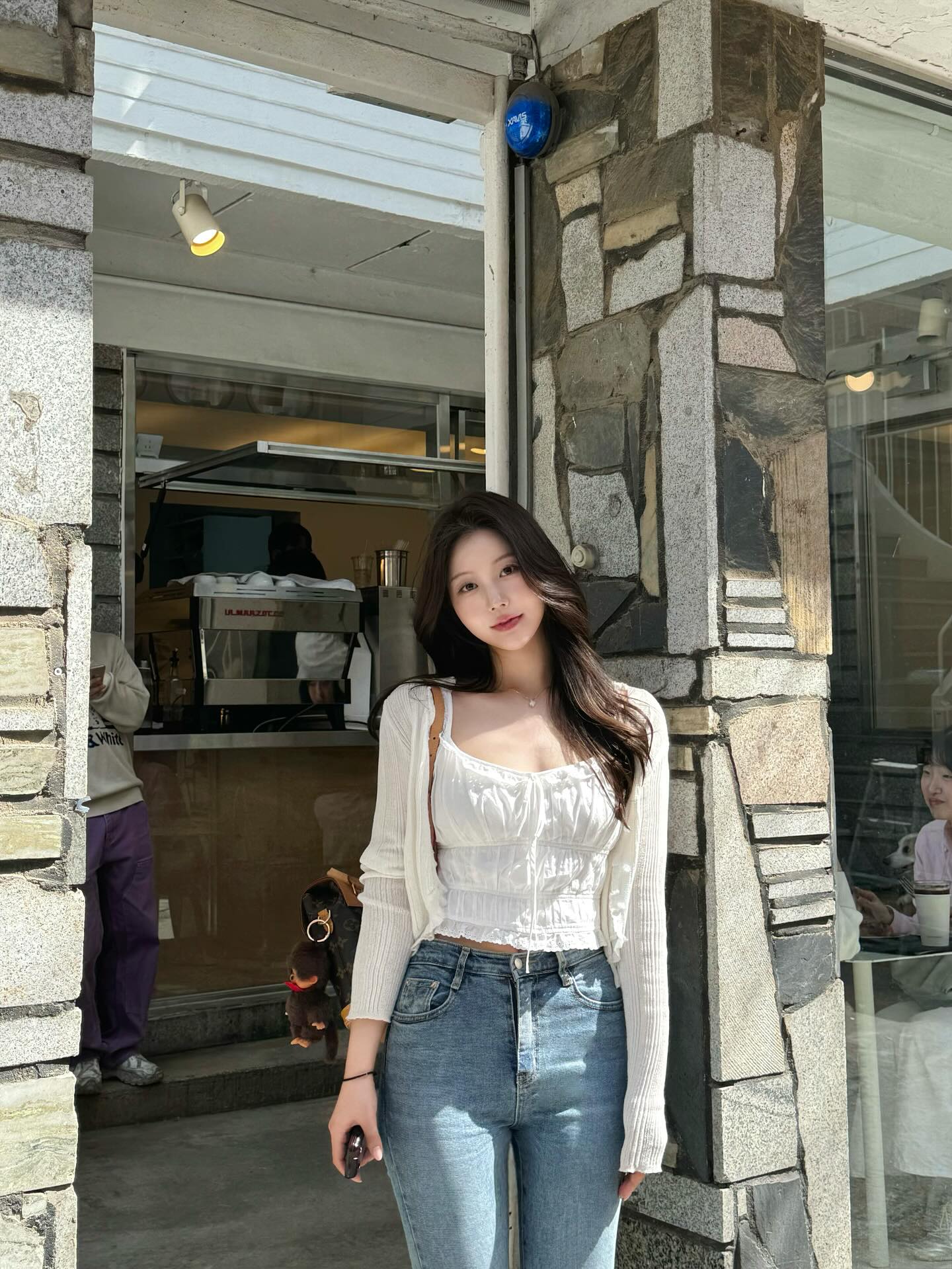 春日街头纯欲风：白色褶皱吊带配高腰牛仔的清新穿搭-街拍look