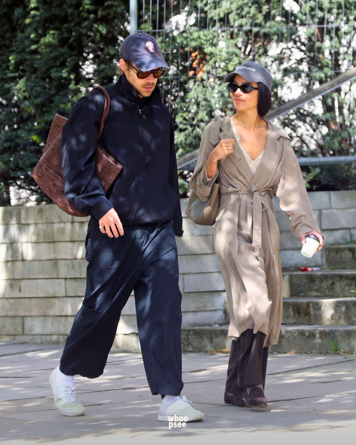 Harry Styles与Olivia Wilde纽约街头休闲出街，简约高级感情侣穿搭范本