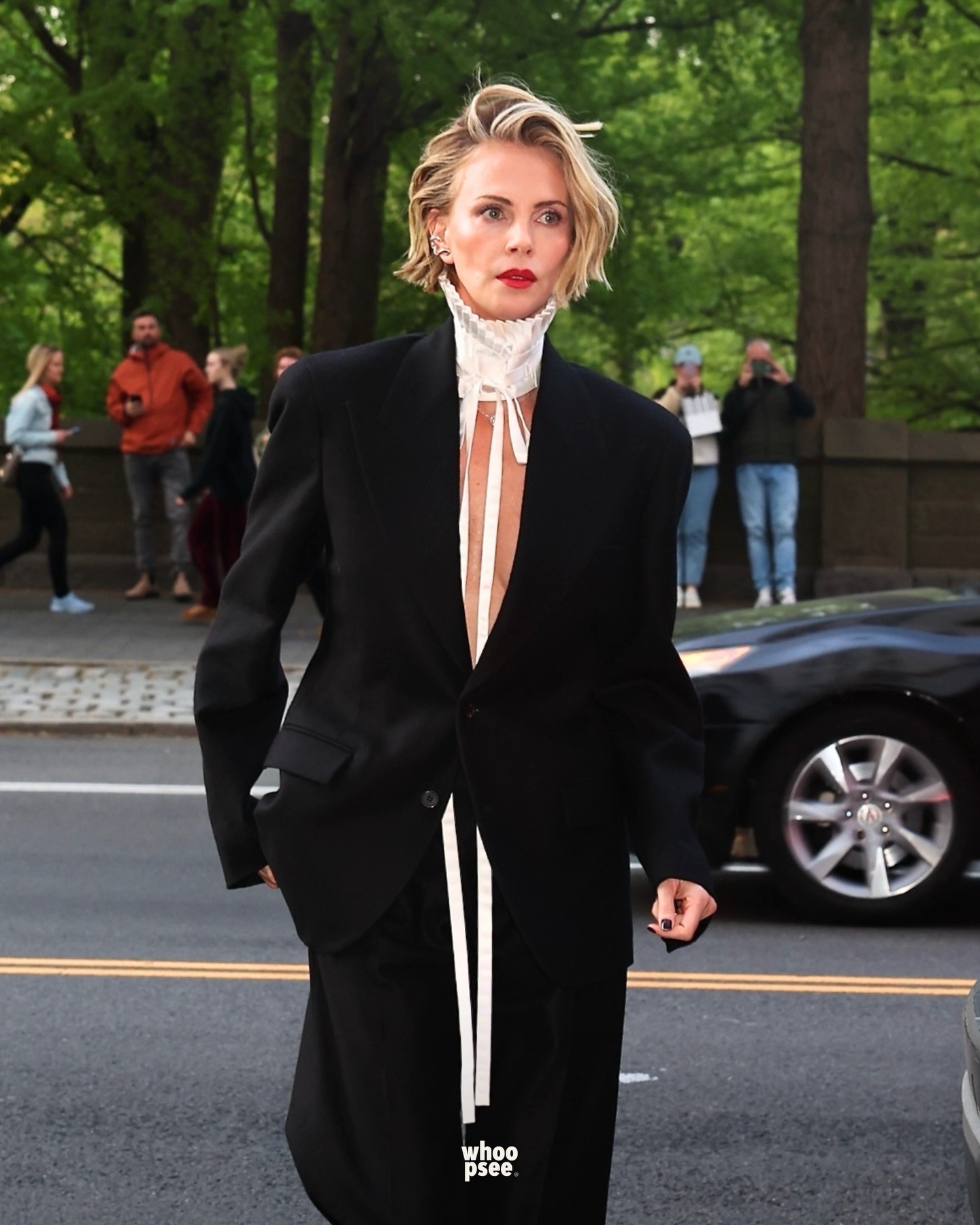 查理兹·塞隆现身纽约街头，oversized黑西装搭配深V蕾丝领结造型惊艳全场