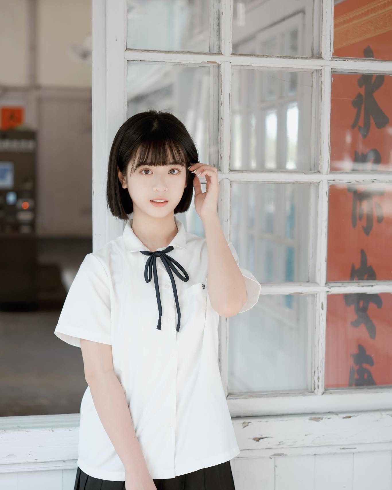 日系清新校园风｜复古车站前的白衬衫少女