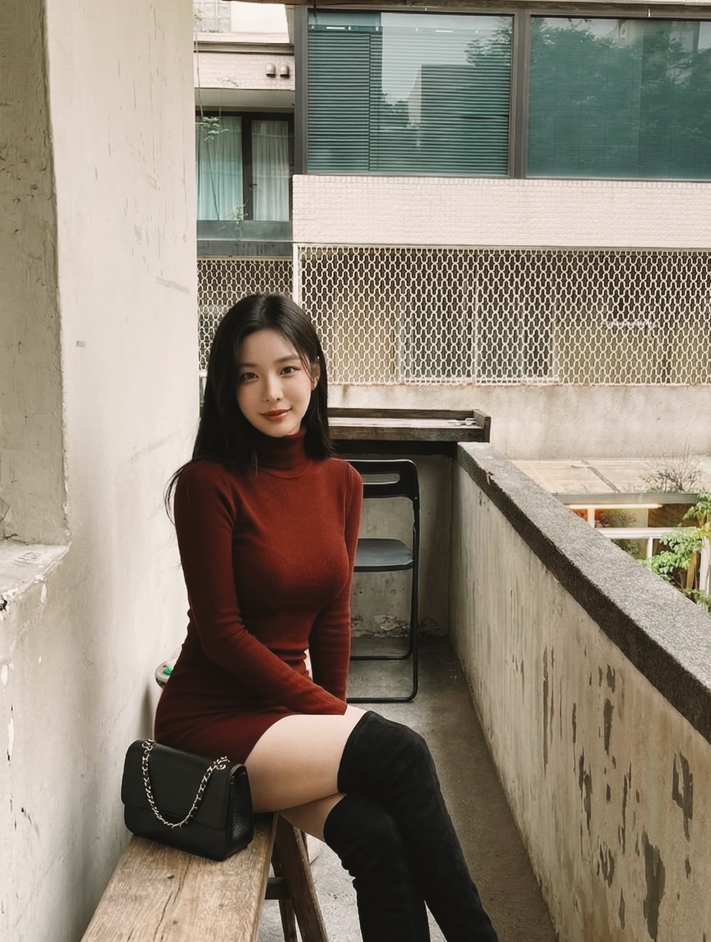 酒红高领针织裙过膝长靴链条包，复古胶片窄巷轻熟妩媚清冷