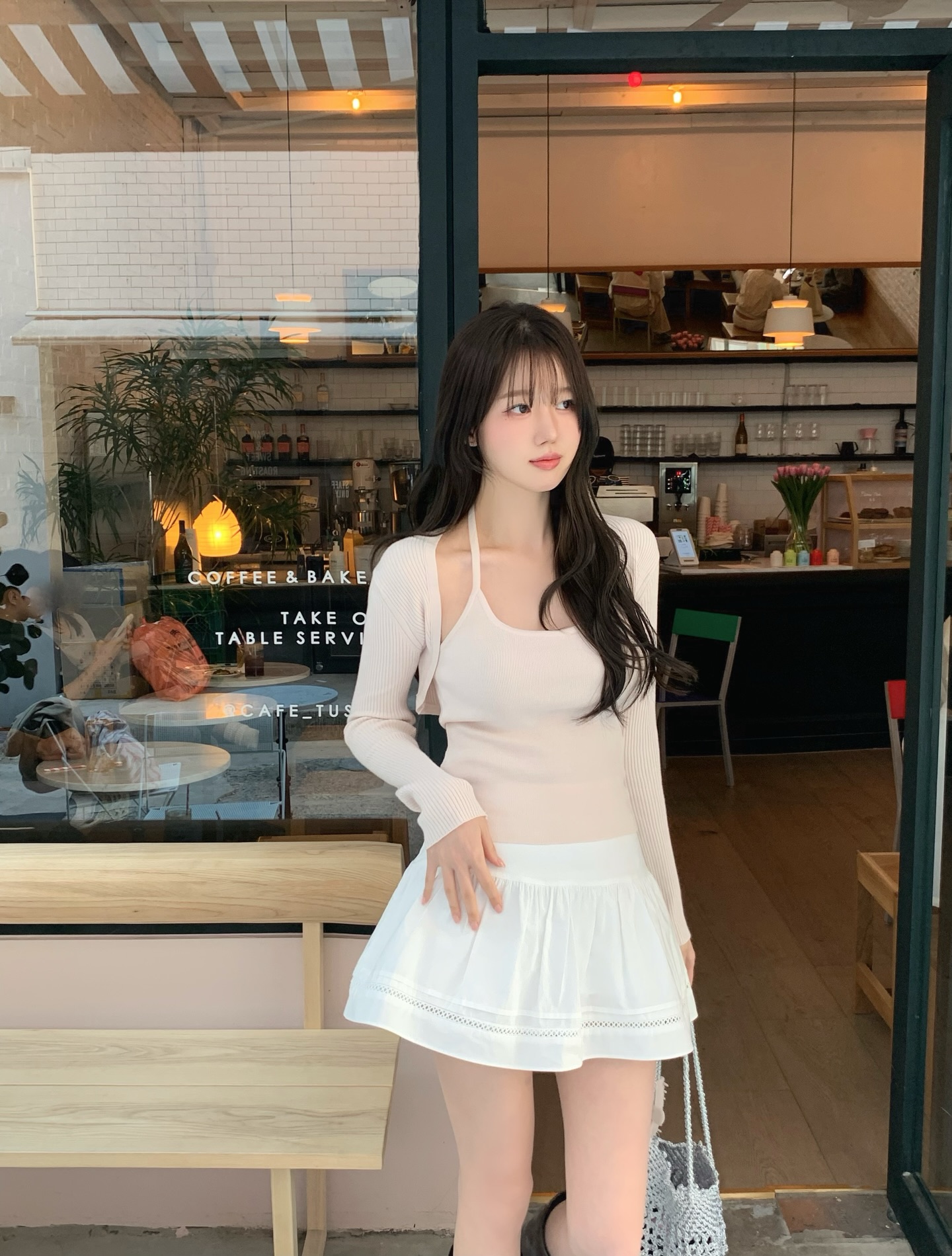 米白挂脖针织背心+同色系开衫+白色蓬蓬裙，层次温柔干净韩系清纯咖啡店休闲