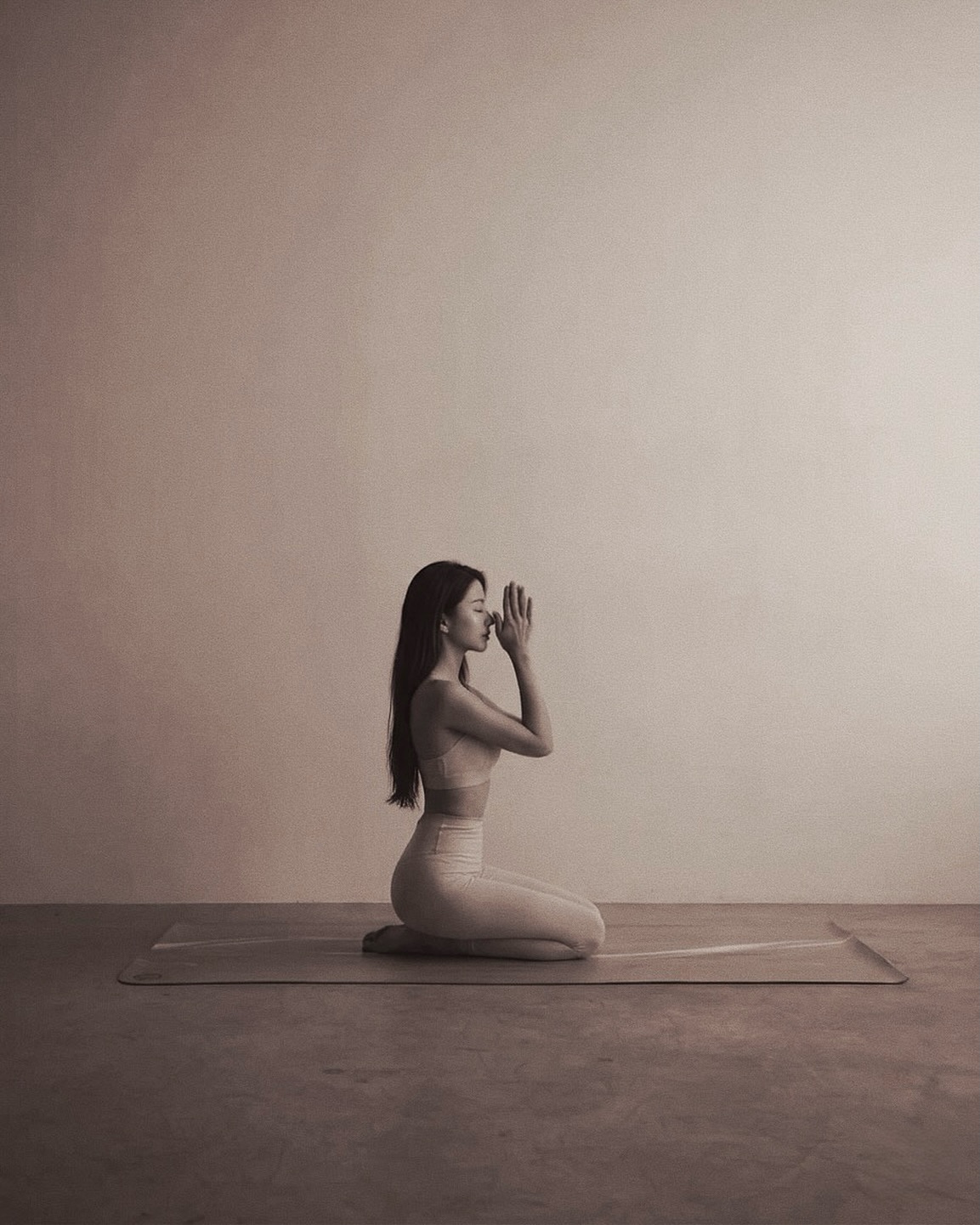 极品瑜伽妹！裸色套装太顶了，这腰臀比谁能拒绝？