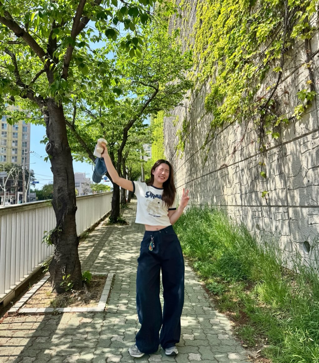 这腰太绝了！短款T恤+阔腿裤，春日松弛感天花板