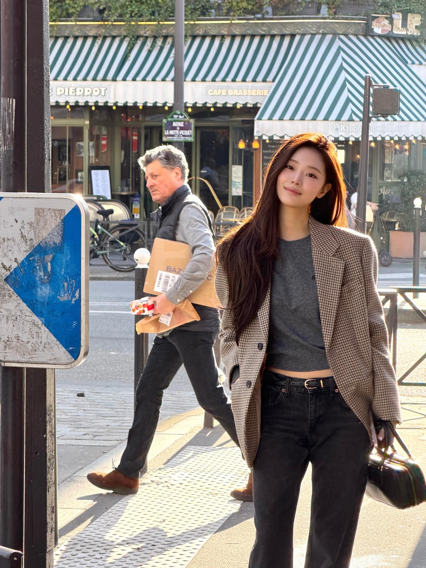 巴黎街头这腿绝了！格纹西装+微喇牛仔裤，法式复古风太上头