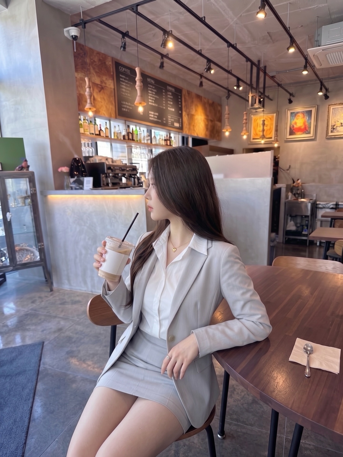 浅灰西装太绝了！ayaka这职场穿搭，又A又欲