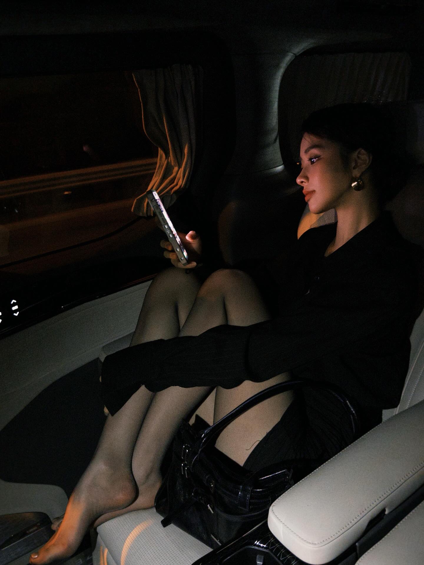 Freya这身穿搭气质拉满，酷飒有型