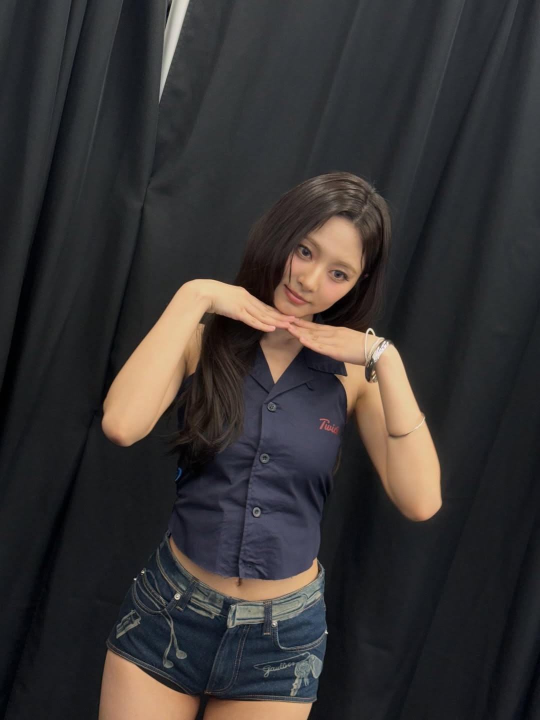 子瑜这身甜辣风！牛仔短裤显腿长