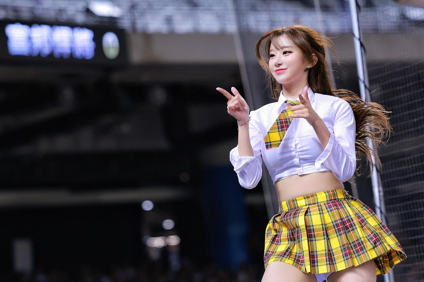 格子裙一甩，全场DNA动了