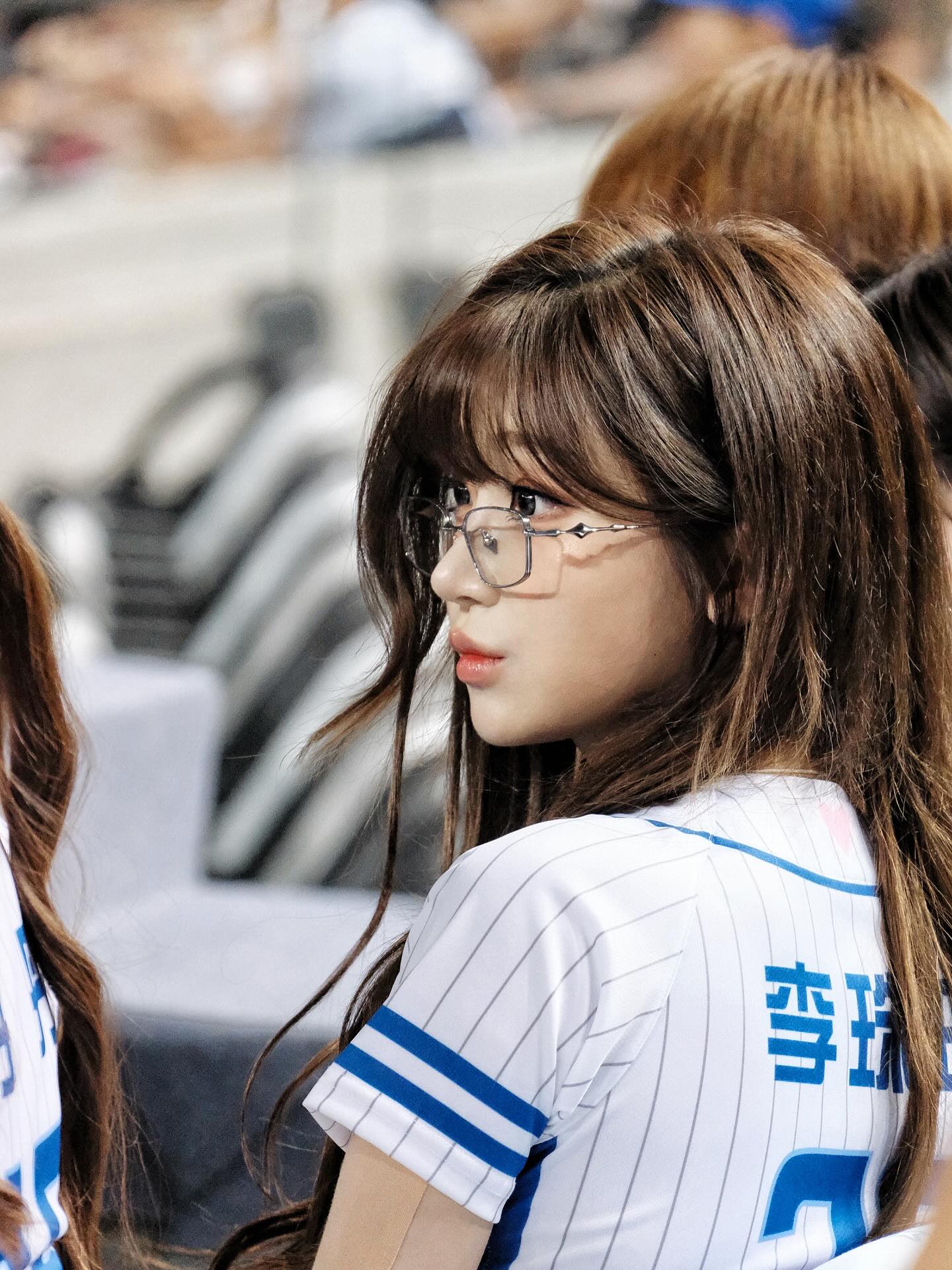 眼镜一戴，球场变图书馆