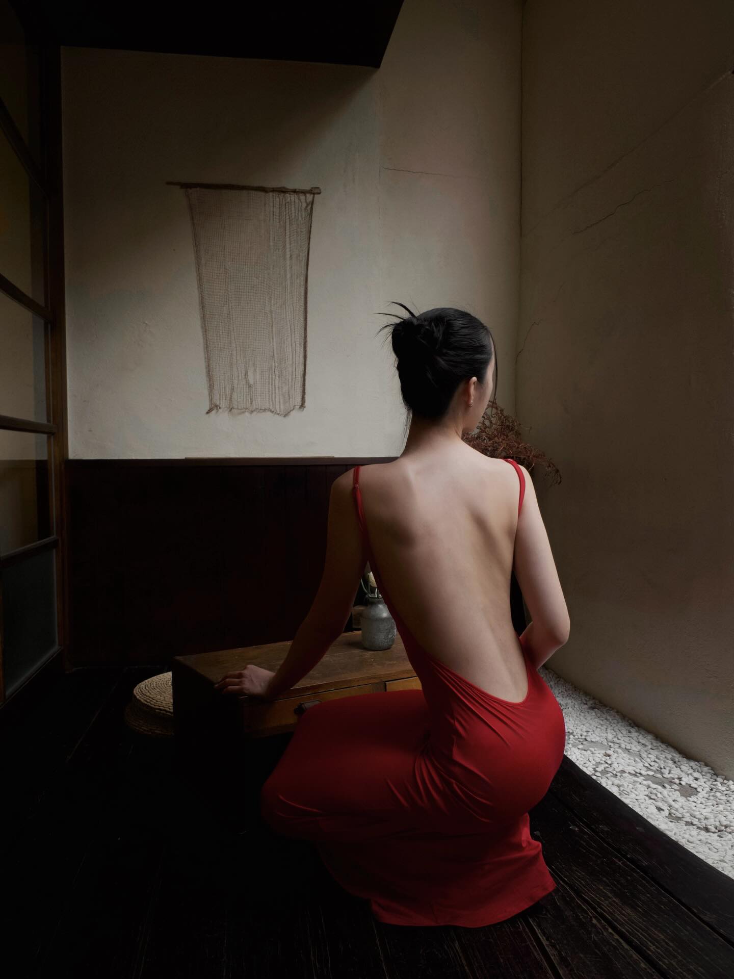 背杀绝了！这抹红是直接把欲望穿身上了