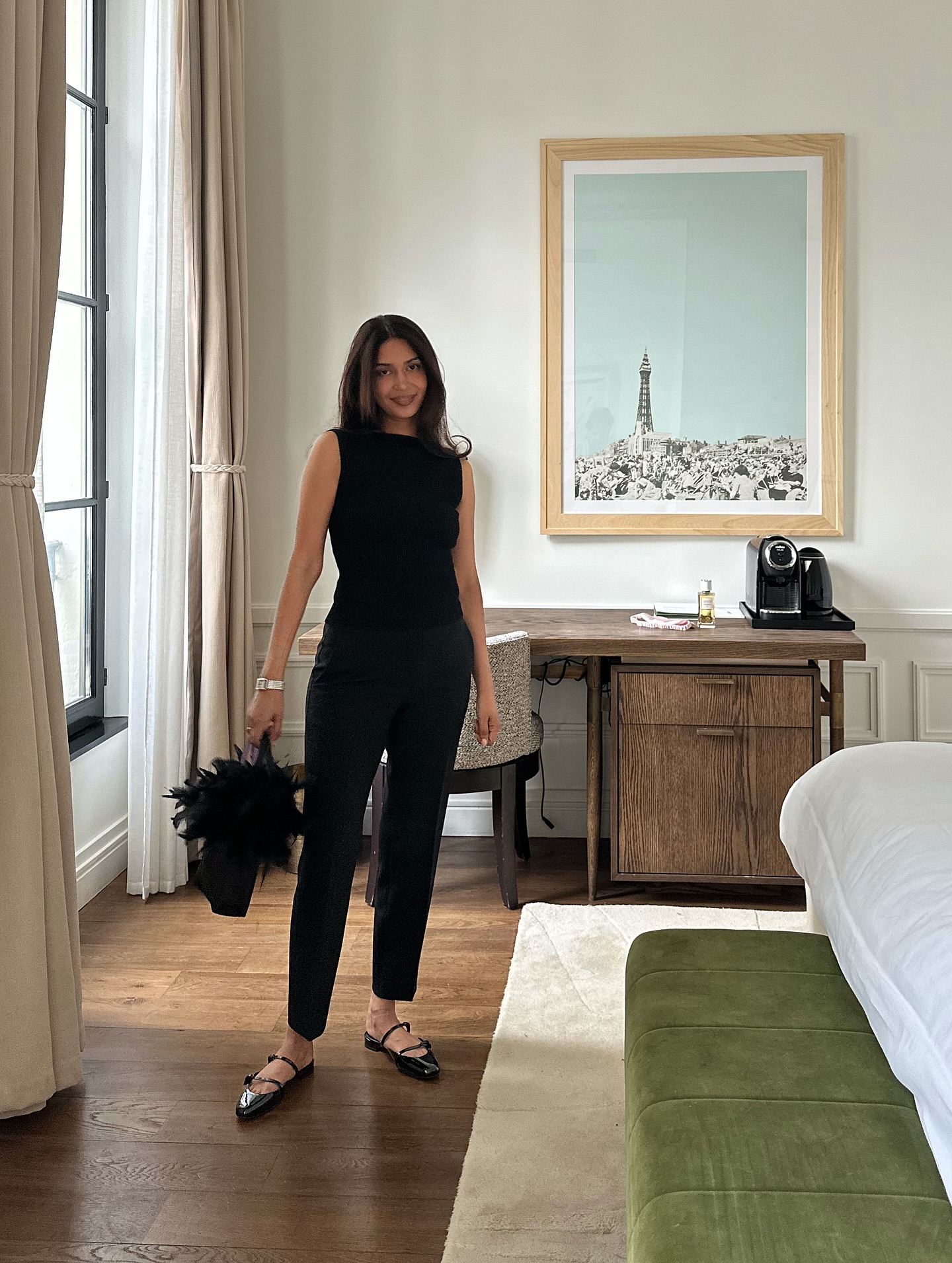 一件羽毛包，全黑造型直接封神