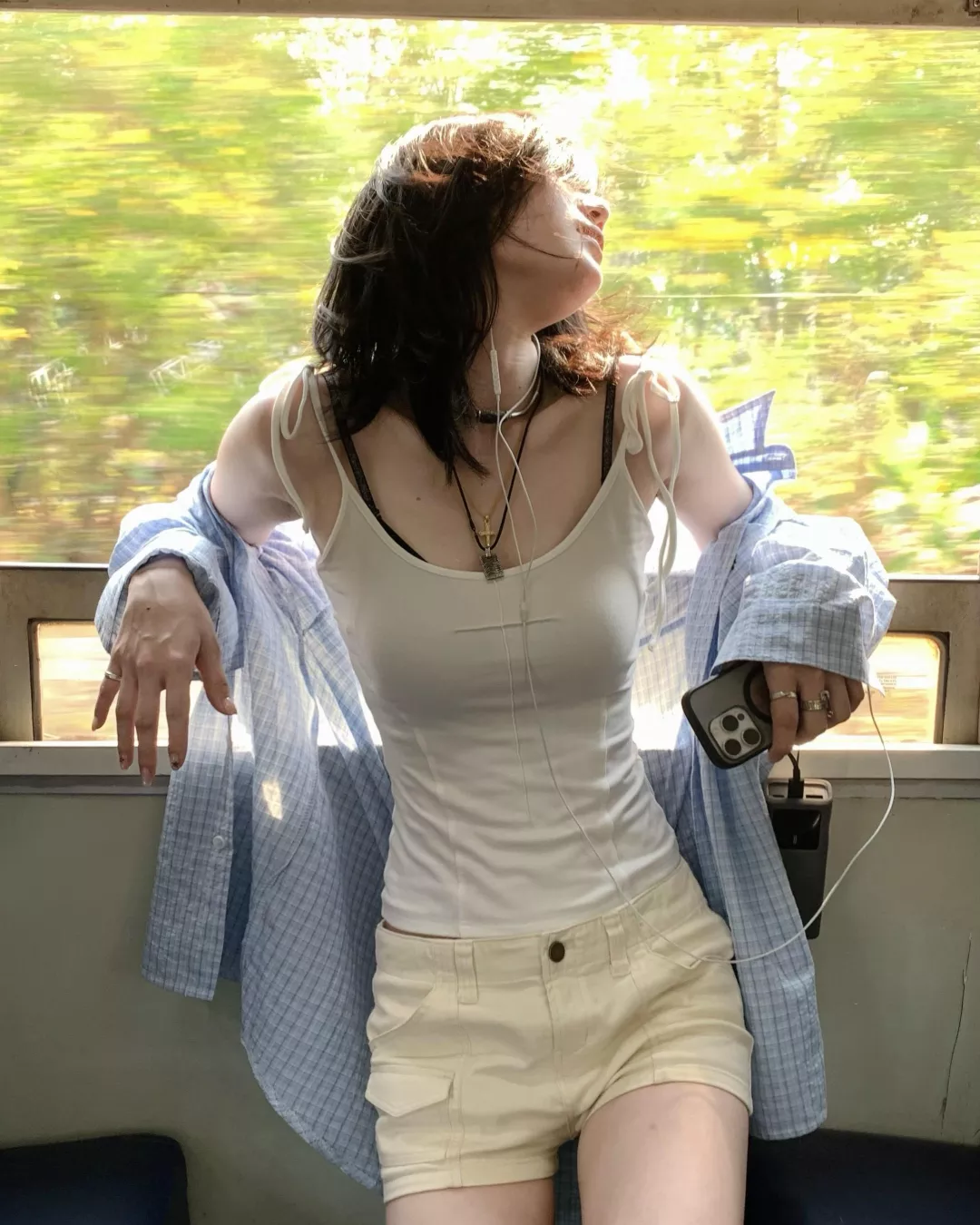 列车上的夏日氧气少女