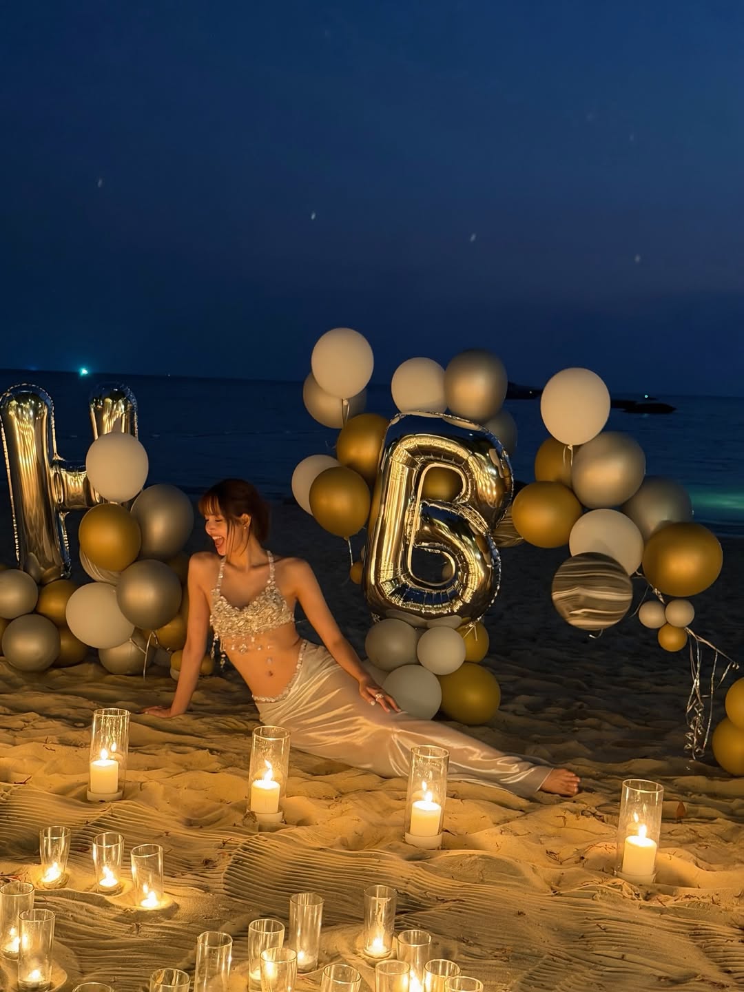 银色亮片挂脖背心+流苏装饰+银色丝绸亮面长裙街拍Look，女人味绝了！-街拍look