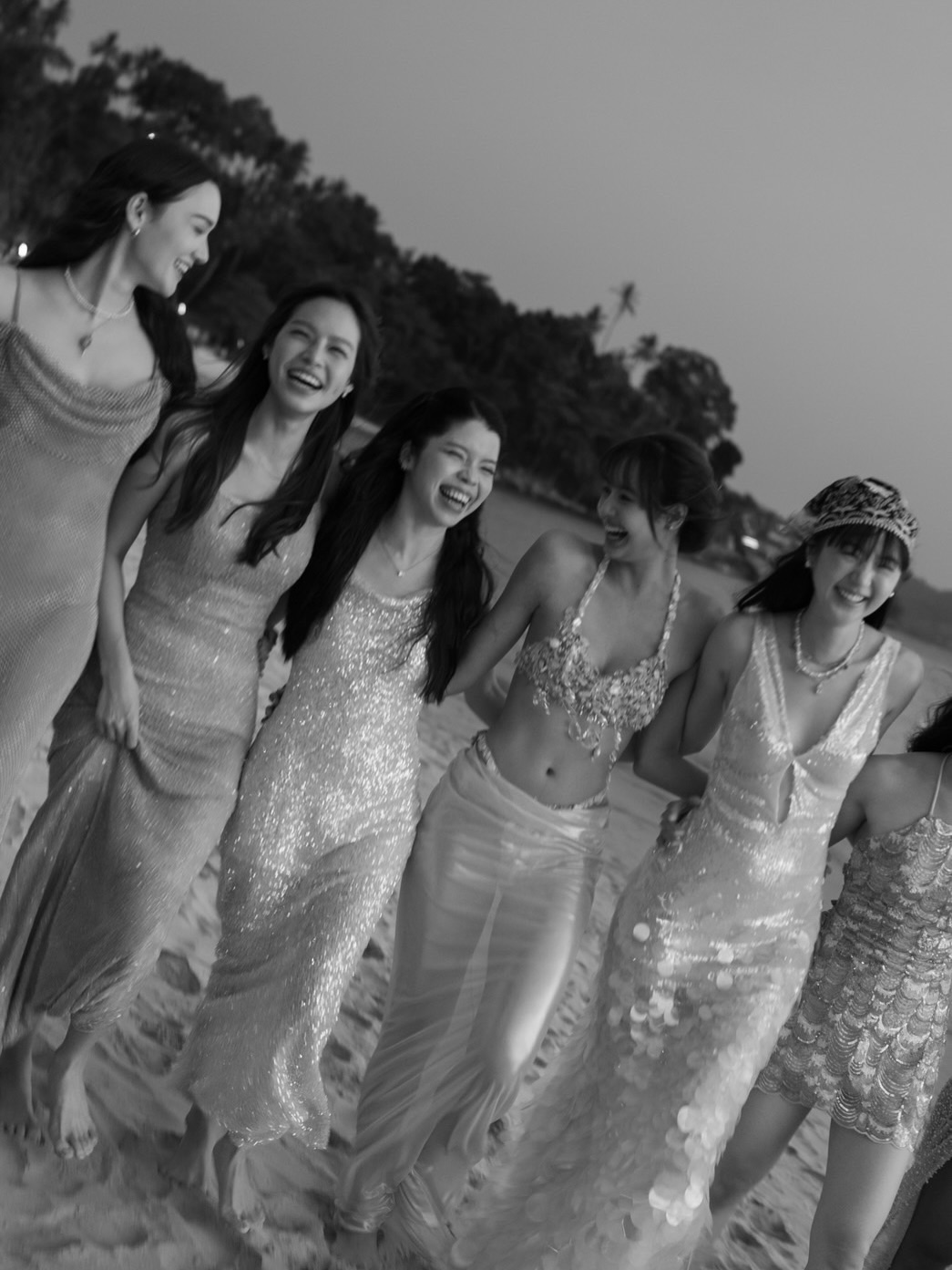 绝了！浅银色亮片礼服裙+挂脖胸衣+露背长裙+V领亮片裙，这身材我馋了……