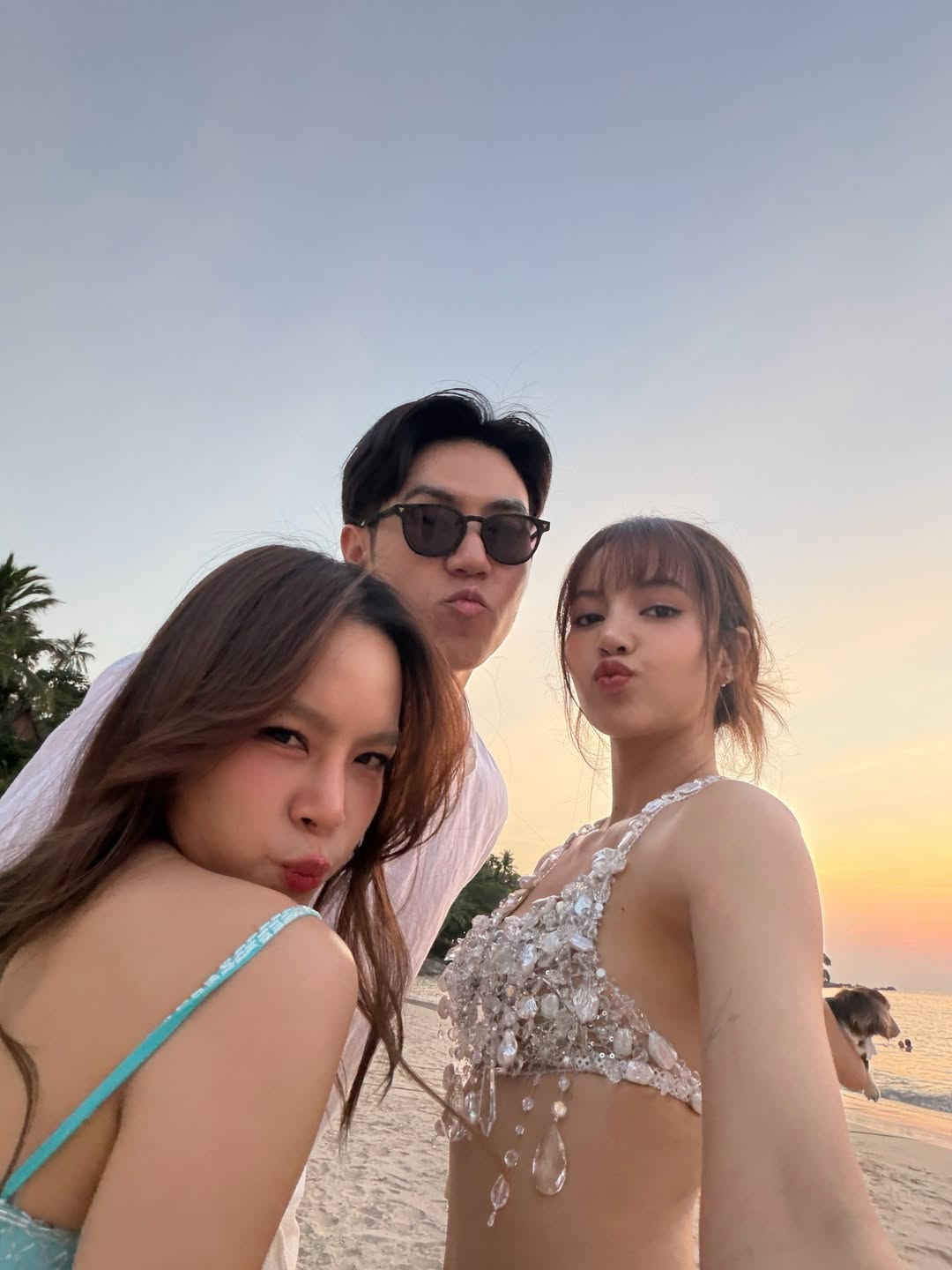 银白色亮片水钻挂脖胸衣+白色宽松亚麻衬衫，绝了！-街拍look