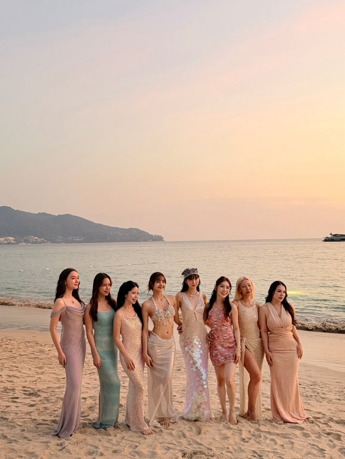 淡紫湖蓝香槟粉色亮片礼服长裙街拍Look，女人味绝了！-街拍look