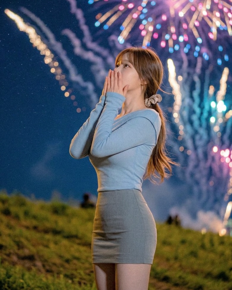氛围感烟花大片：淡蓝色修身上衣搭配灰色紧身短裙，尽显曼妙S曲线