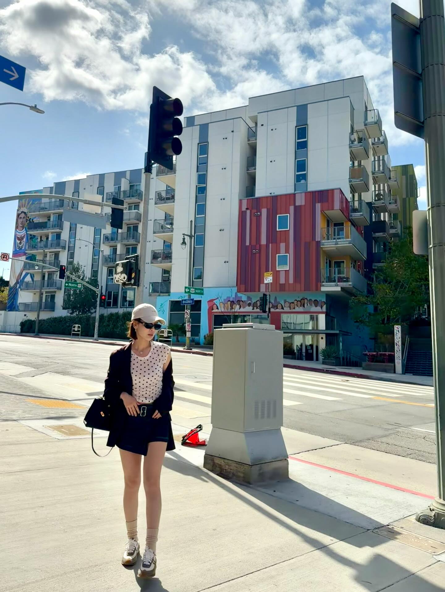 黑西装下全是腿！波点内搭配棒球帽，都市辣妹绝了