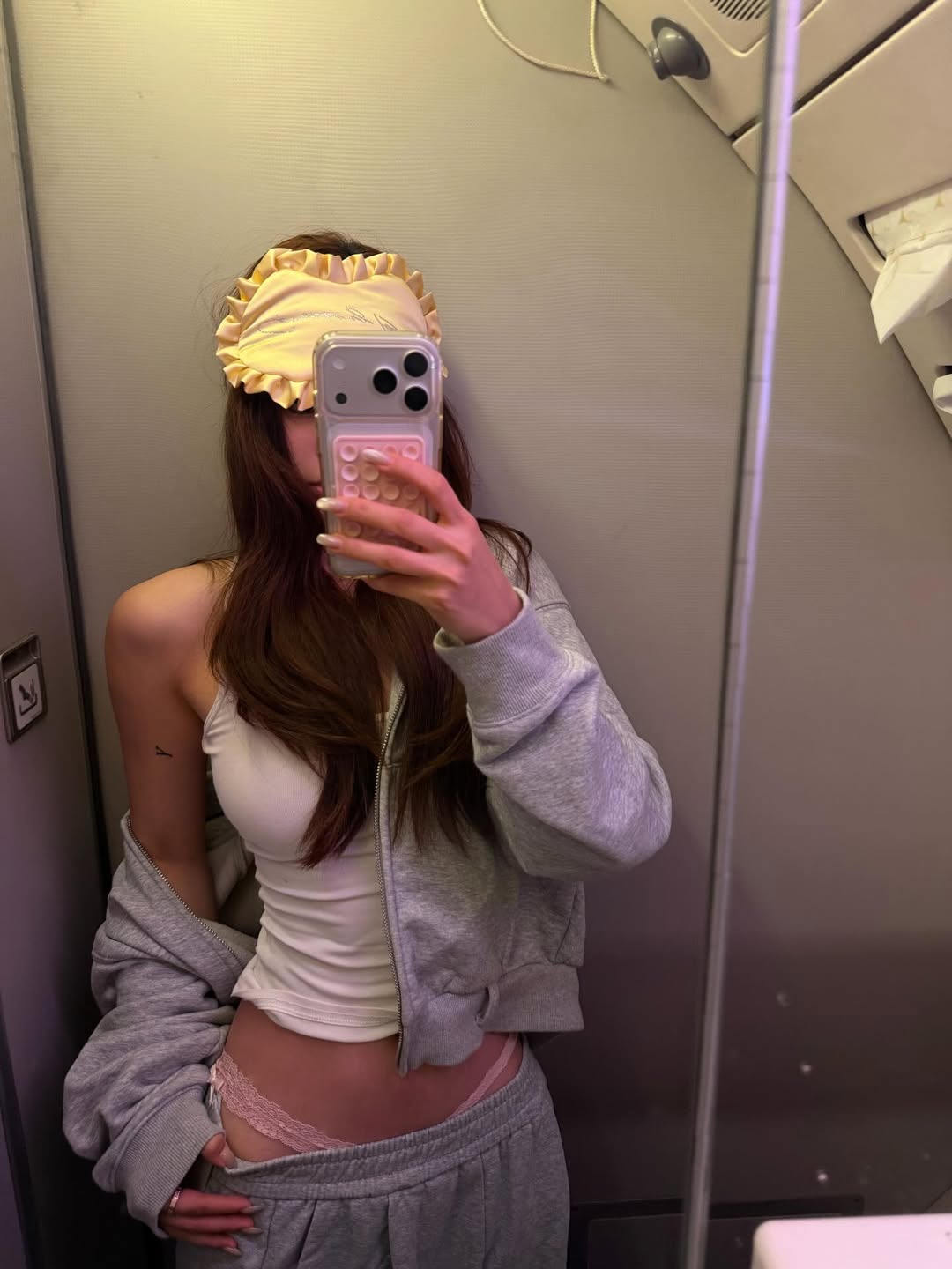 灰色连帽开衫搭配白色背心慵懒随性风