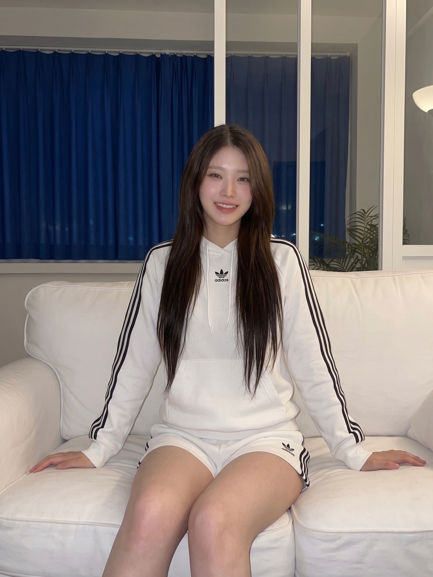 纯白YYDS！阿迪三条纹运动装，这身材元气拉满