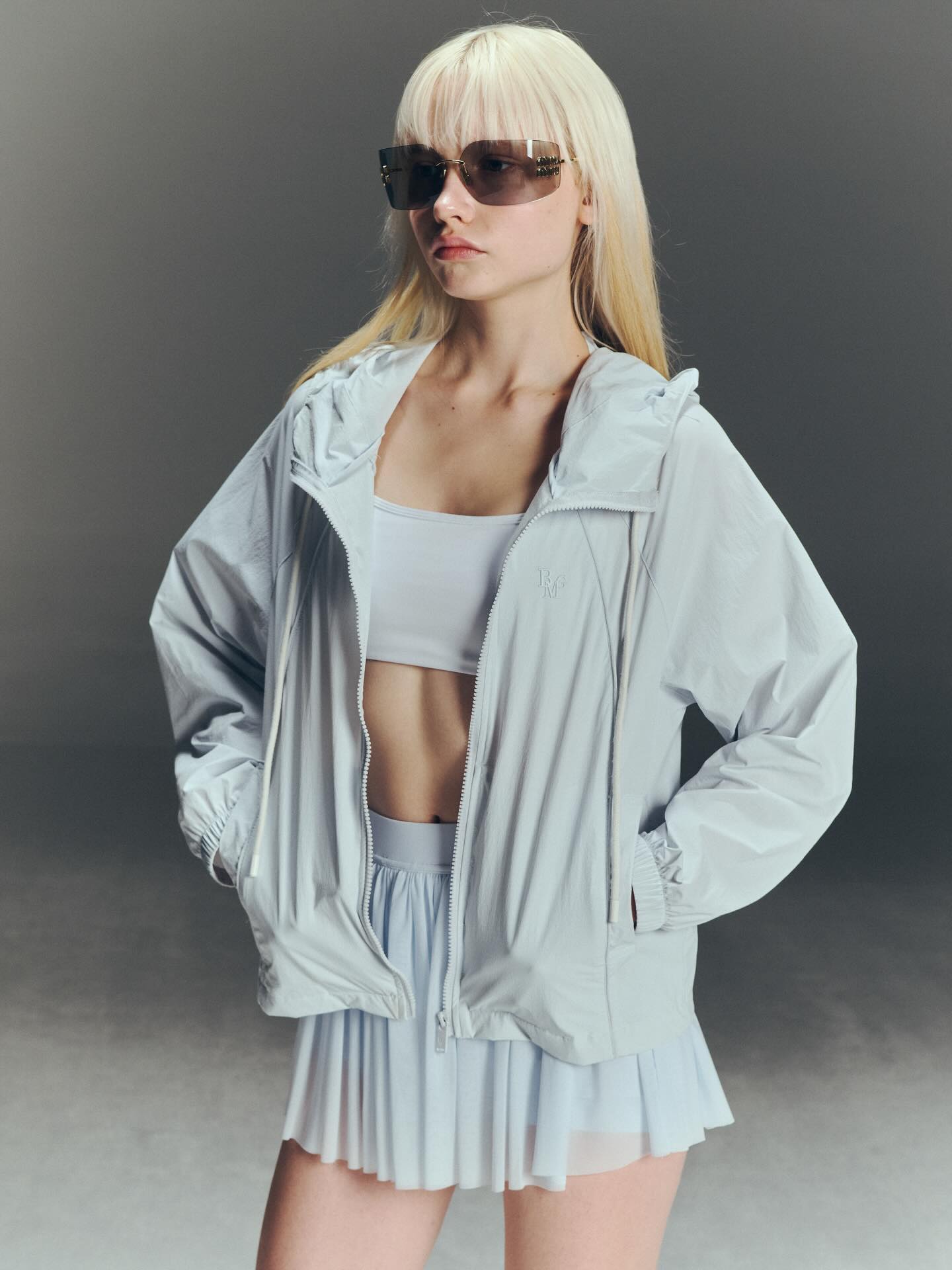 满屏都是腰！浅蓝运动外套配百褶裙，这身材绝了