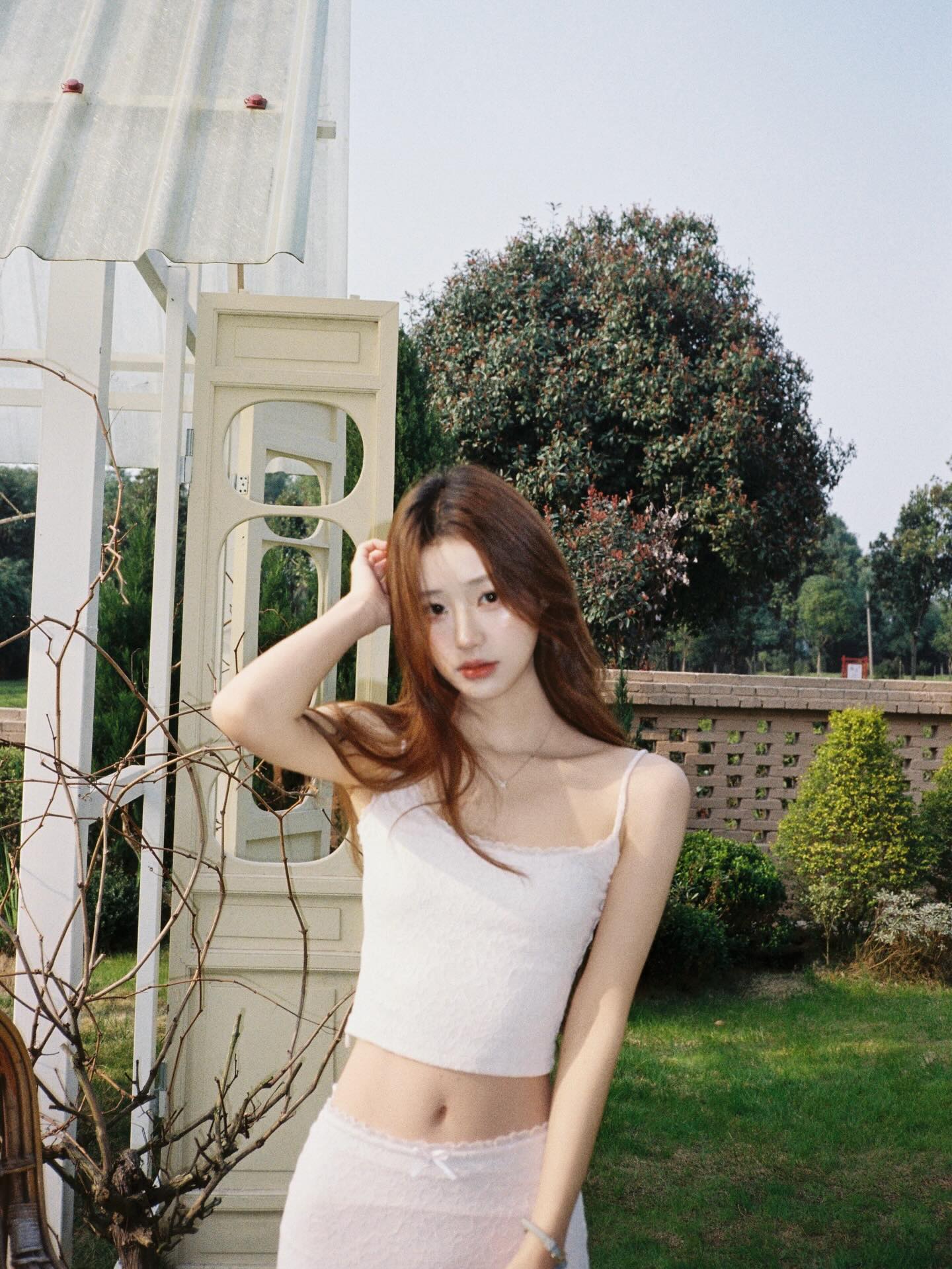 白色蕾丝吊带背心街拍Look