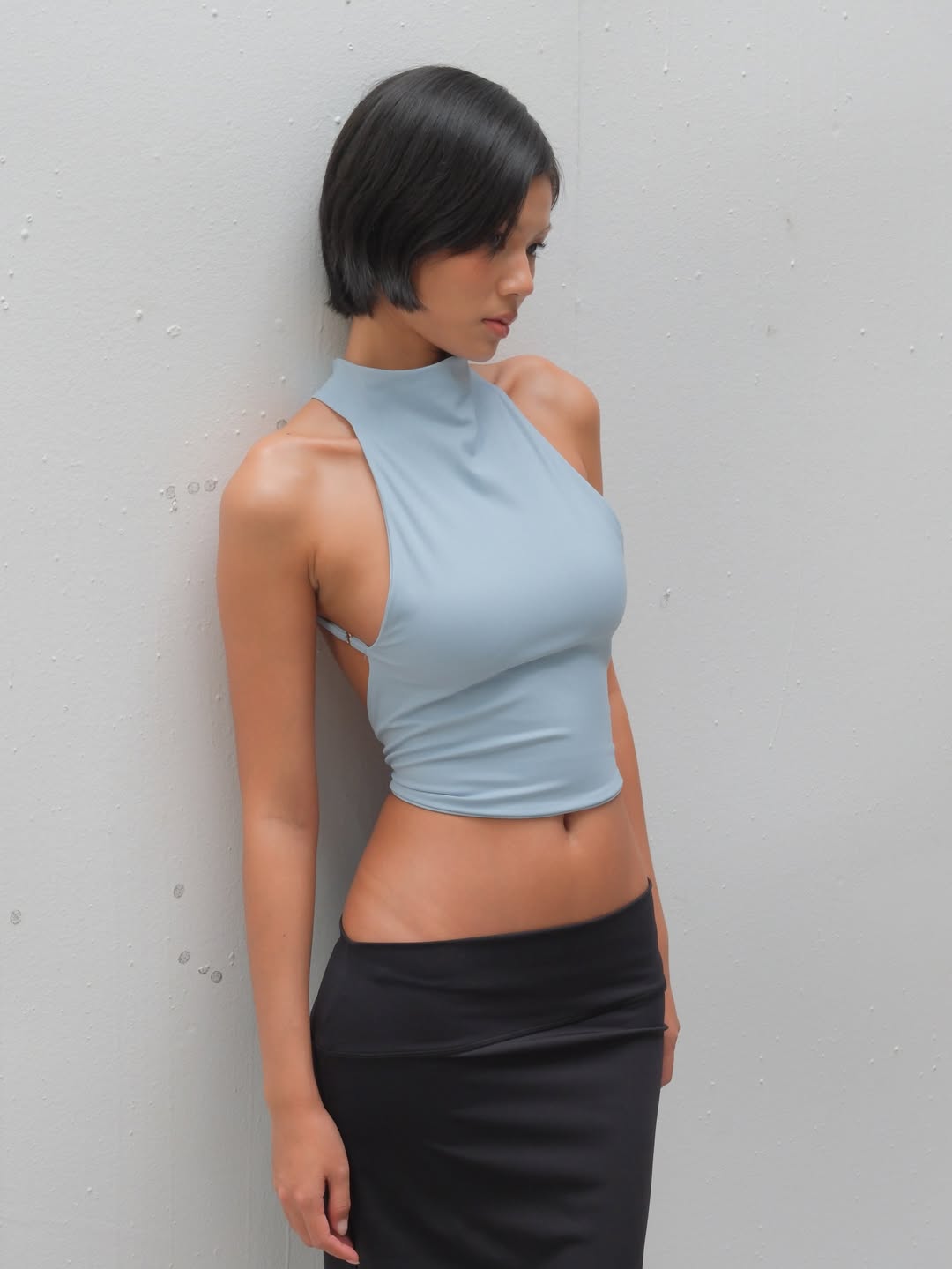 雾霾蓝削肩背心，极简辣妹