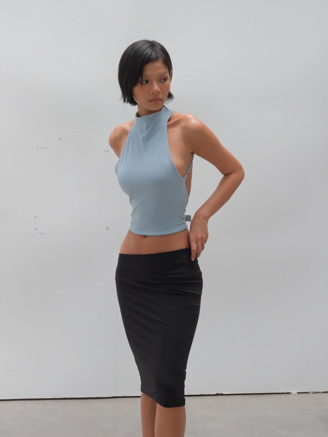 雾霾蓝露背，冷感辣妹上线