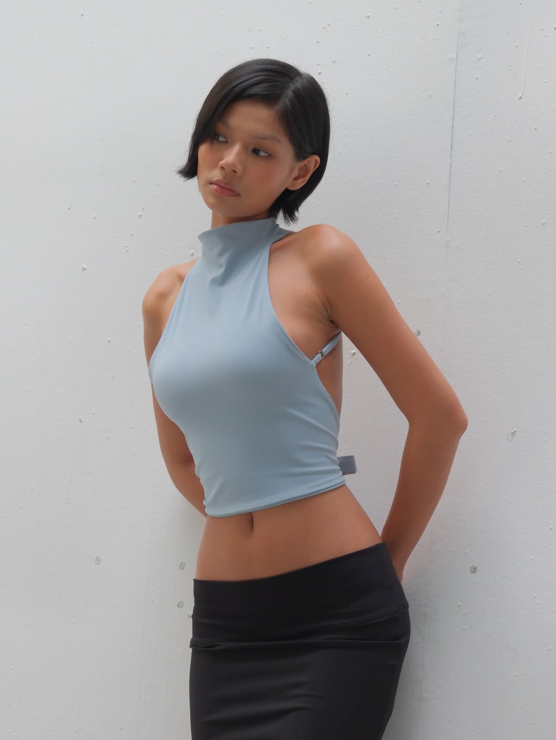 雾霾蓝露背，极简即高级