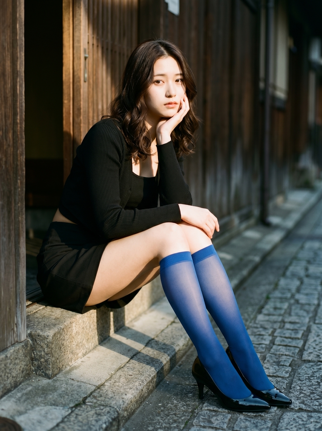 电光蓝长袜绝杀！黑露脐装配高跟，这腿比命还长