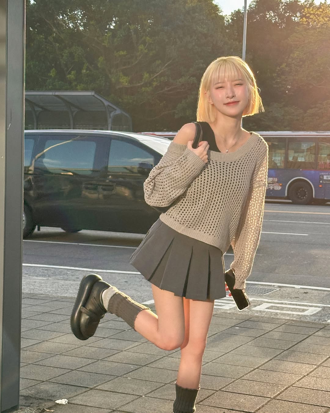 燕麦色镂空针织衫斜肩穿搭配灰色百褶裙