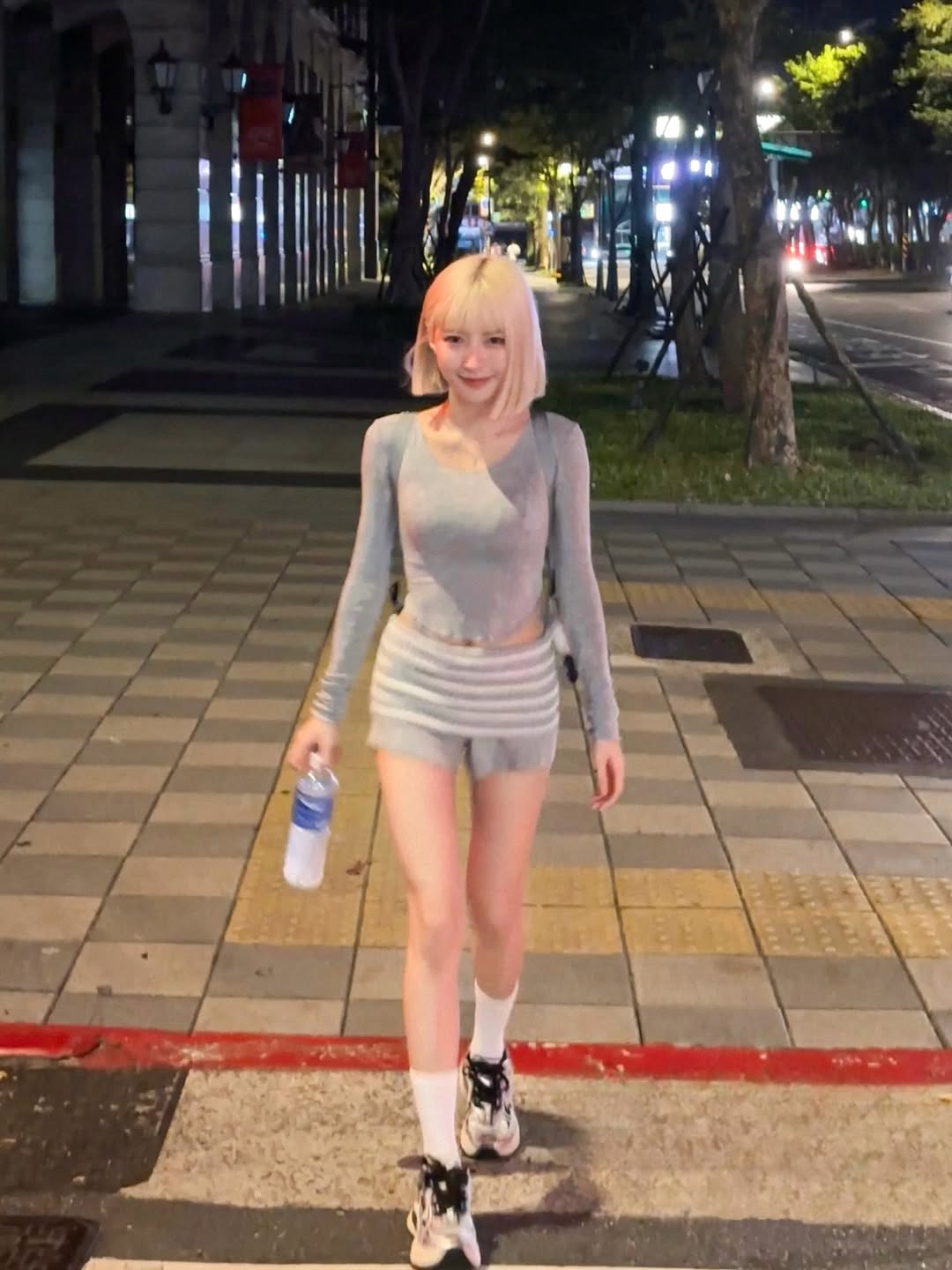 灰蓝色斜领紧身长袖上衣搭配同色系超短运动裙裤