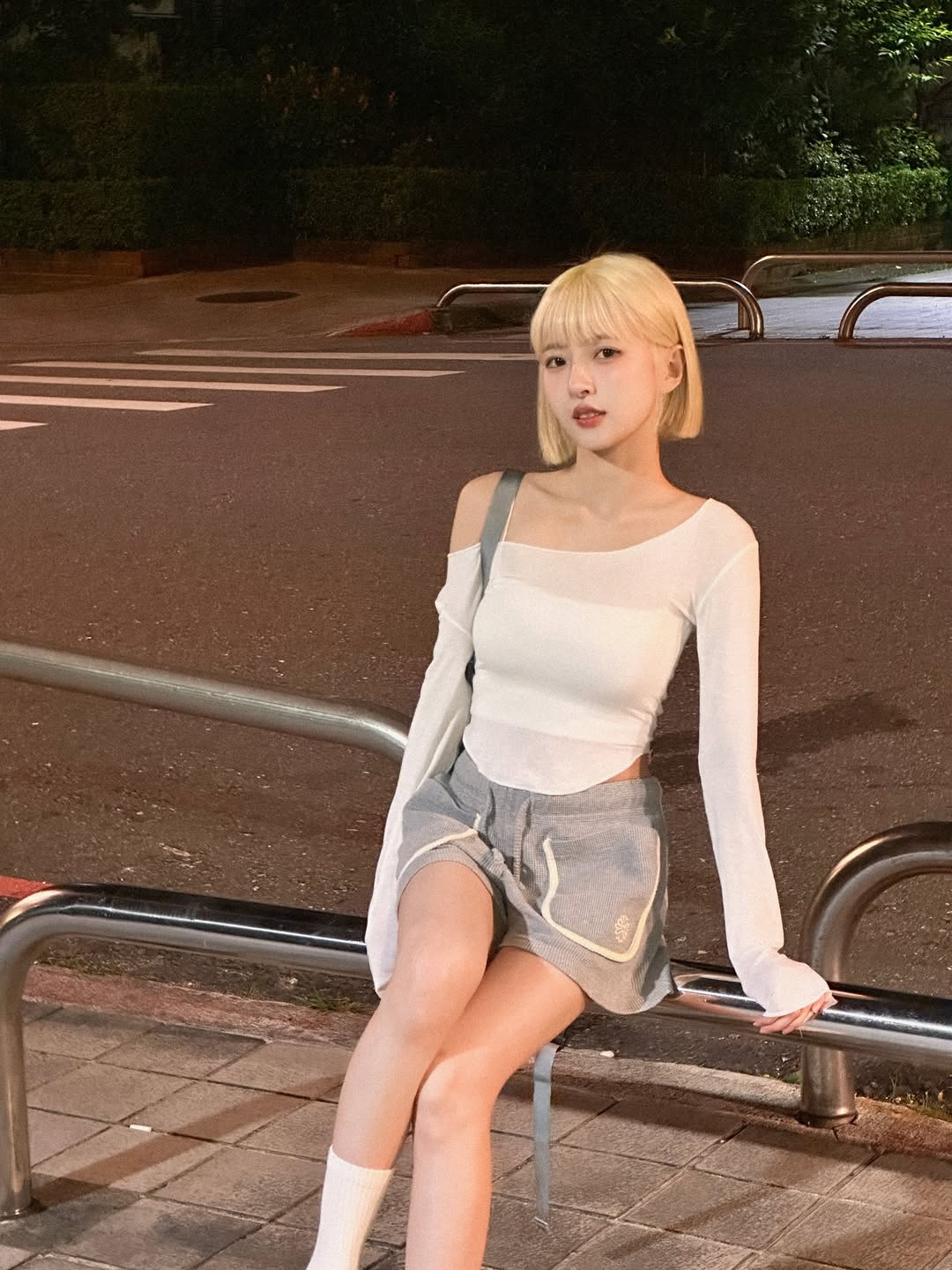 米色露肩长袖上衣搭配灰色运动短裤的休闲韩系穿搭