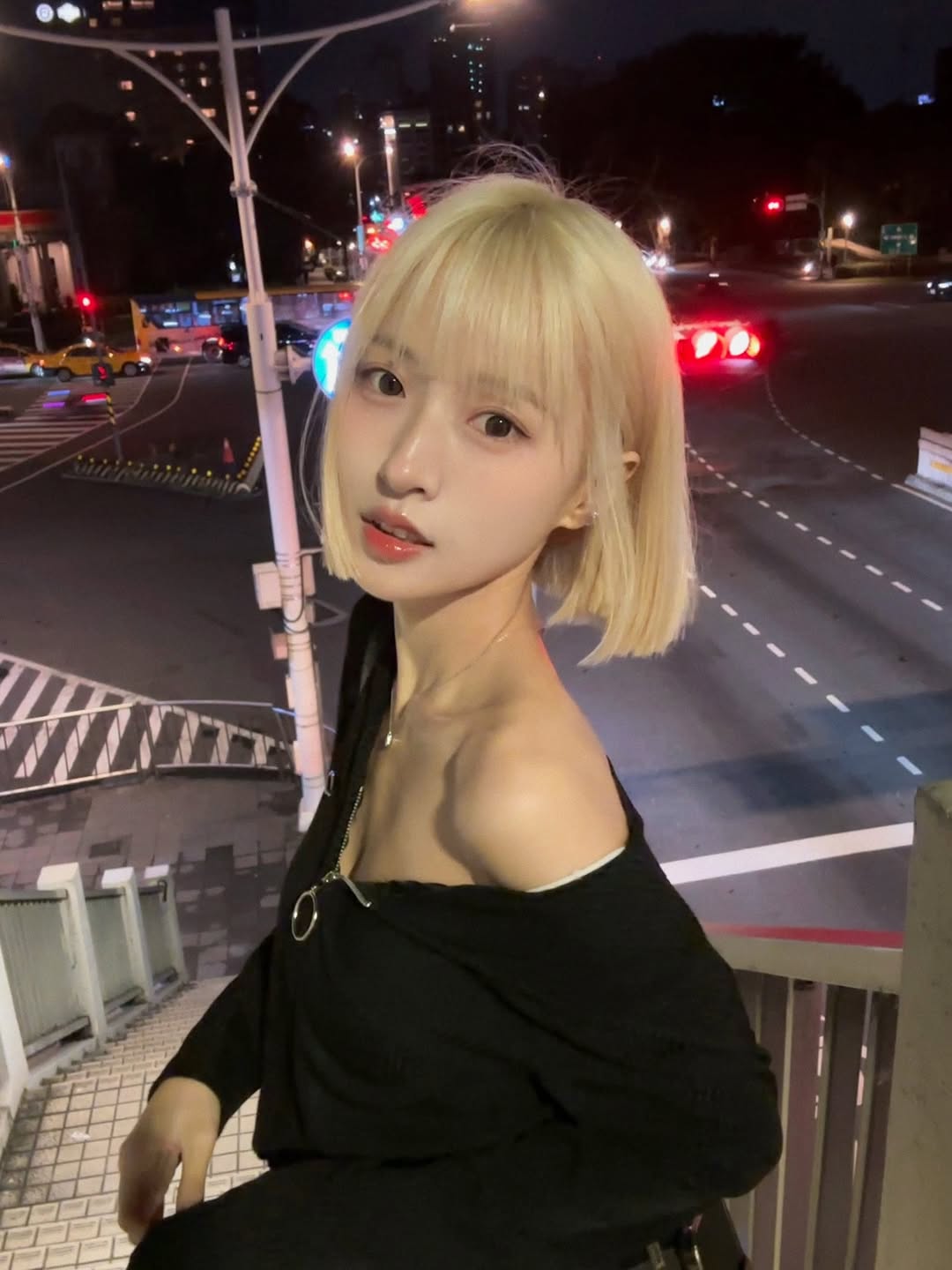 金发女孩夜晚天桥上的黑色露肩拉链上衣穿搭