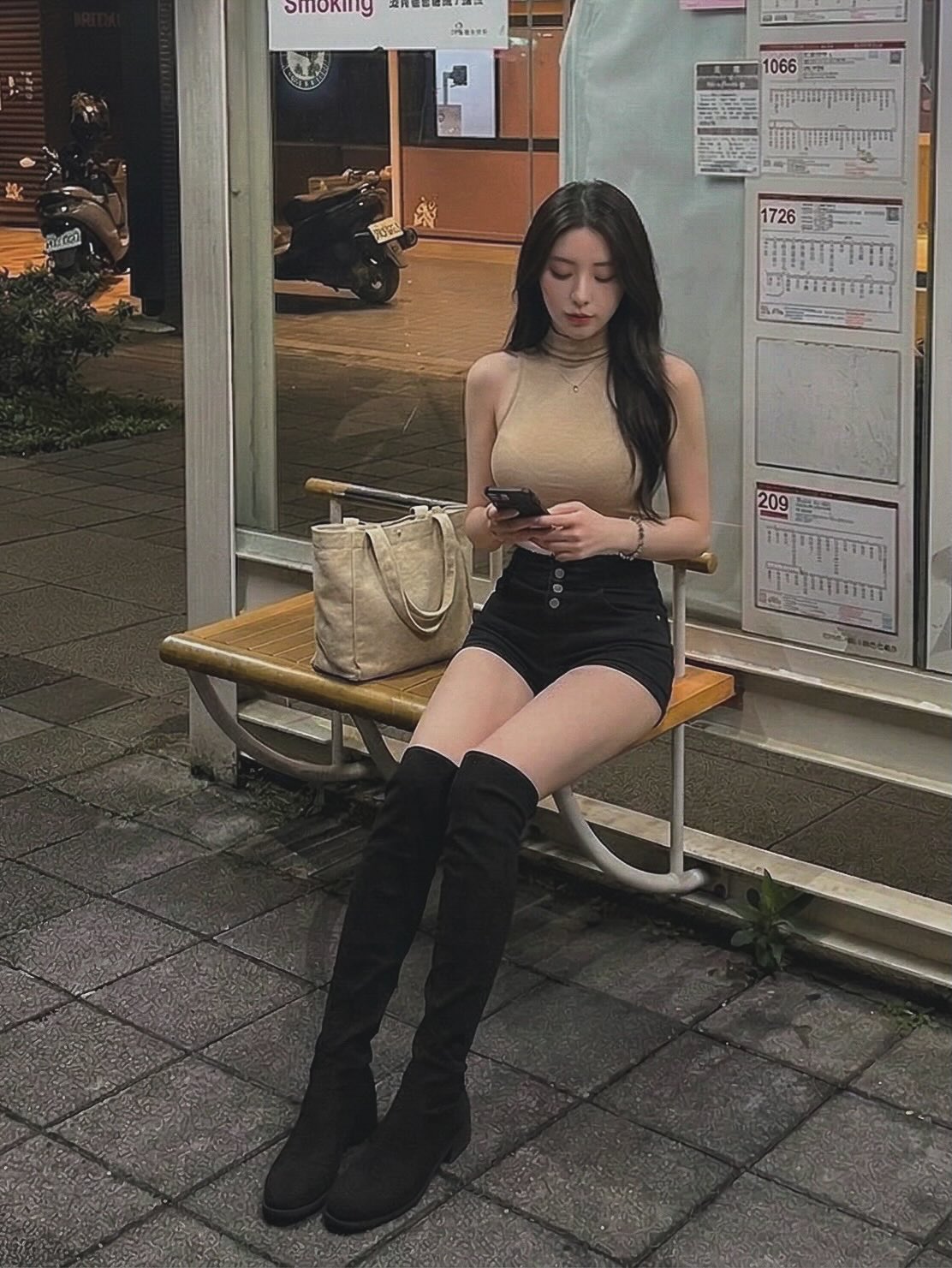 绝绝子！大地色挂脖背心+过膝靴，满屏大长腿即视感