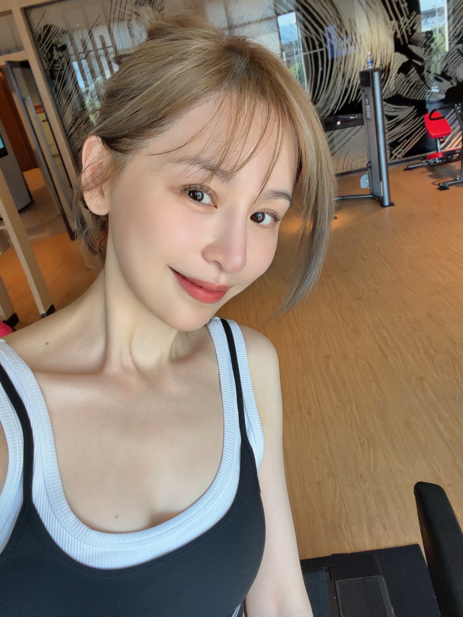 好身材都是穿出来的！健身房黑白叠穿绝了