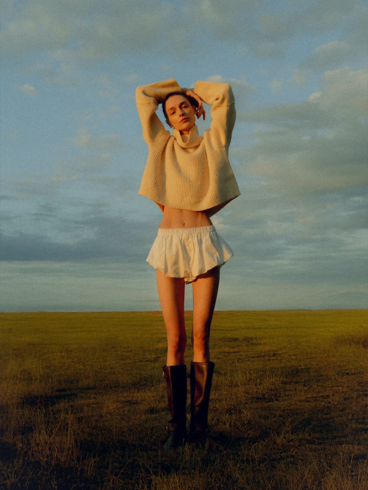 旷野浪漫：奶酪黄毛衣与白色南瓜裤的甜酷碰撞