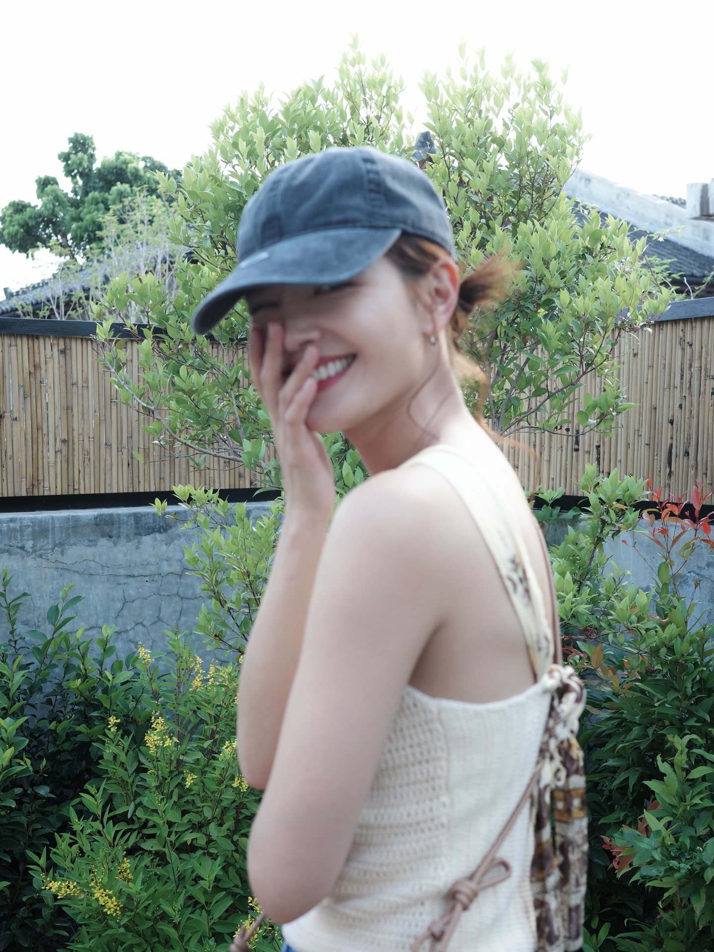 ?? 休闲甜酷风教科书 | 米白钩编背心+深色棒球帽，慵懒运动感，田园女孩，这套必须封神！-街拍look