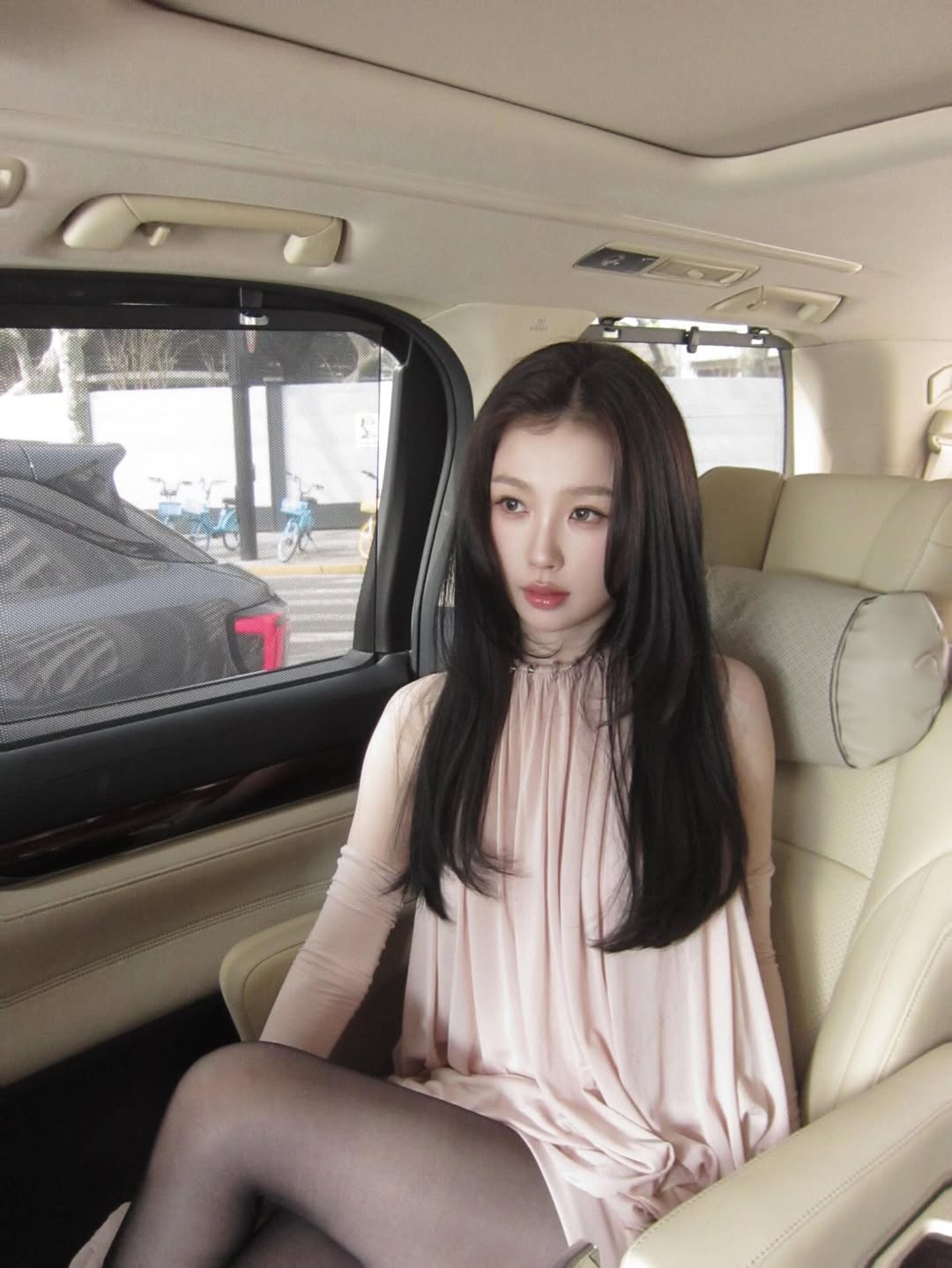 绝了！裸粉色挂脖式褶皱无袖上衣+黑色透肉丝袜，这身材我馋了……