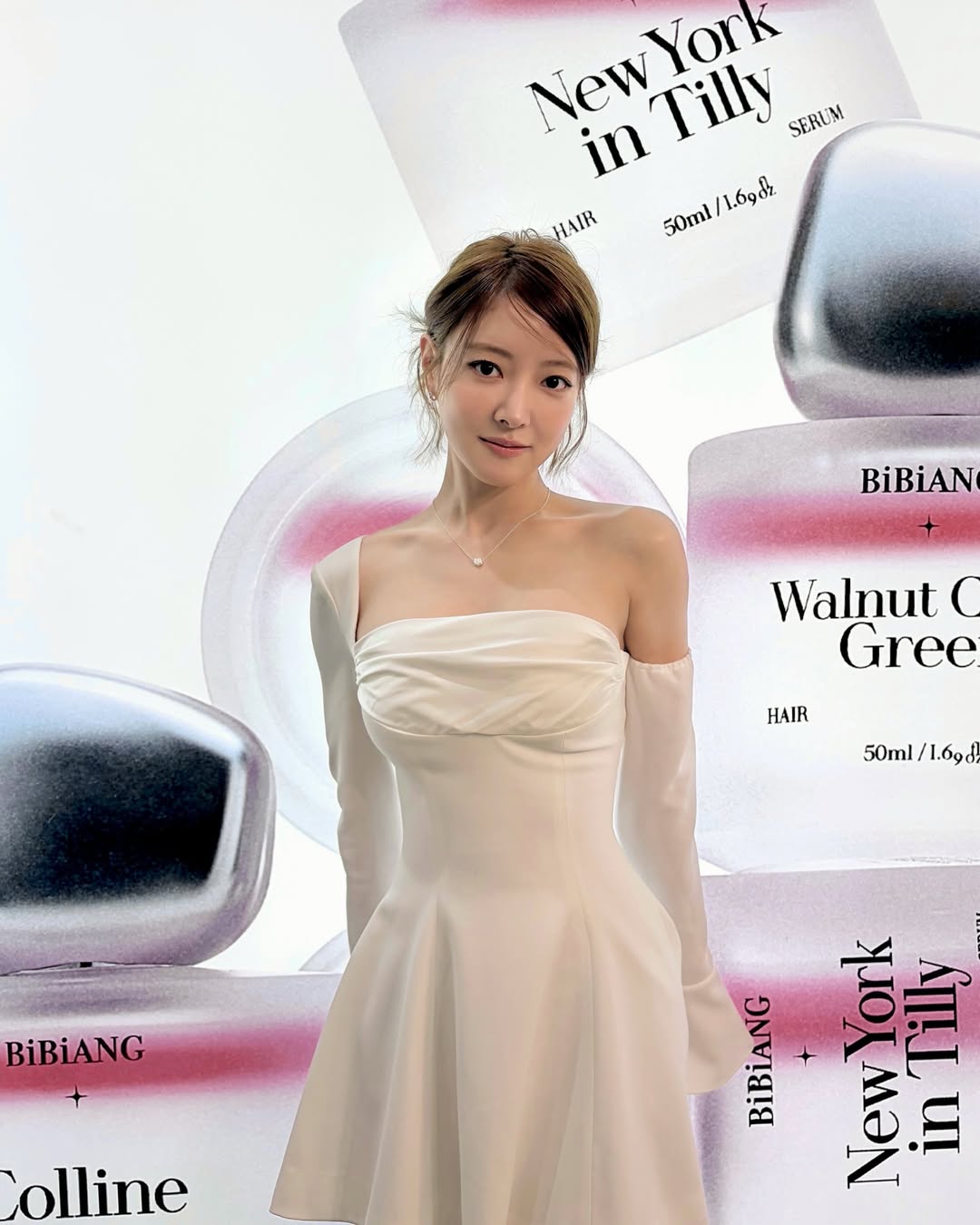 绝美法式优雅，简约米白色一字肩褶皱裙穿搭-街拍look