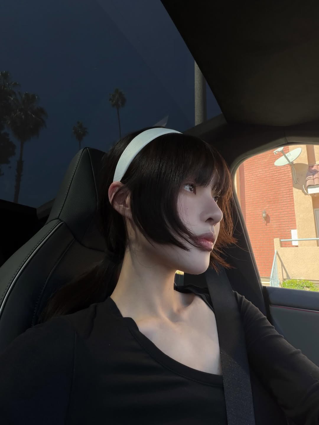 黑色修身T恤穿搭