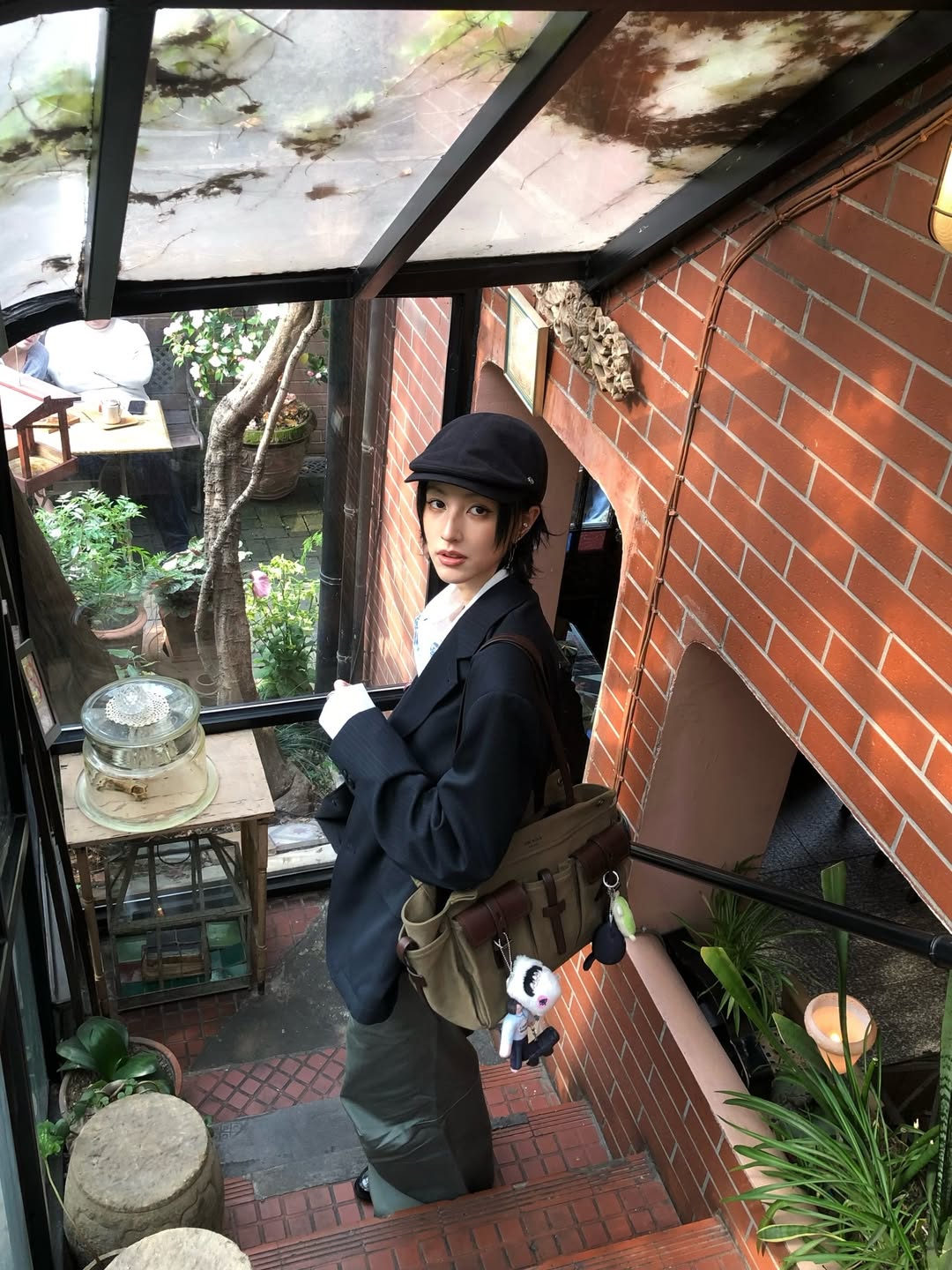 黑色八角帽配oversize西装的复古日系少年感穿搭