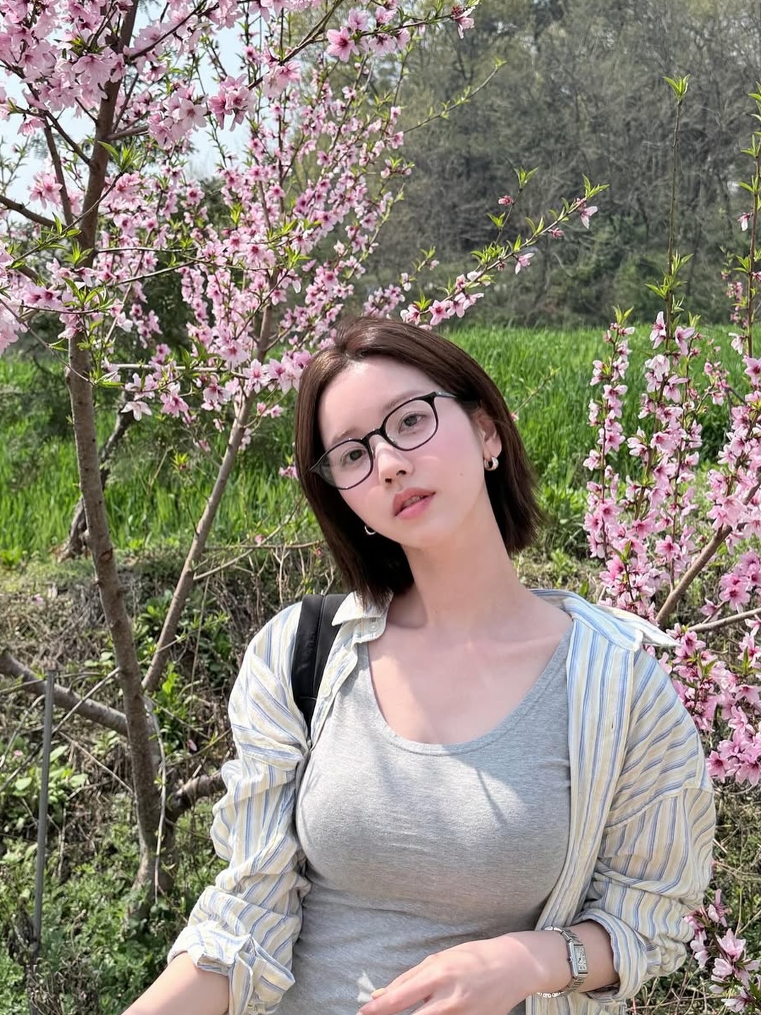 条纹衬衫配灰背心！黑框眼镜的清冷感，这身材若隐若现太顶了