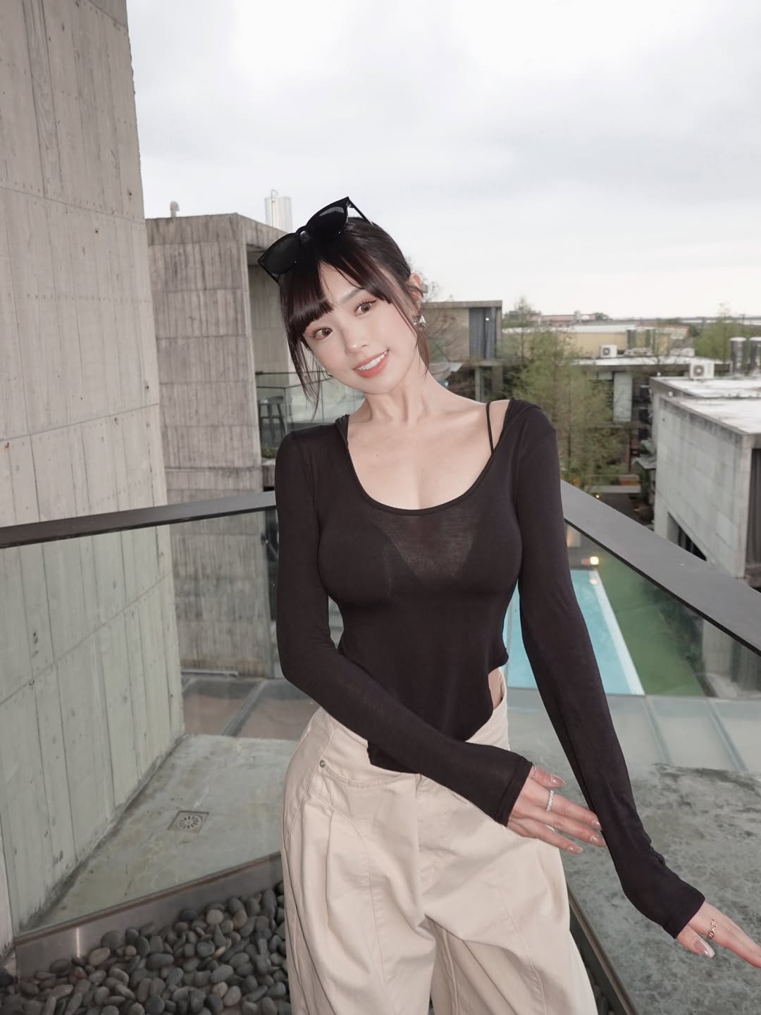 黑色U领长袖不规则下摆修身背心街拍Look，女人味绝了！