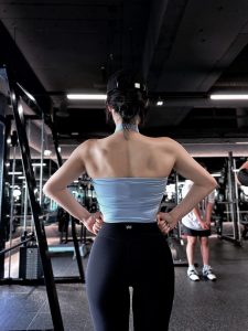 年少不知运动好！这身材太顶了-街拍look