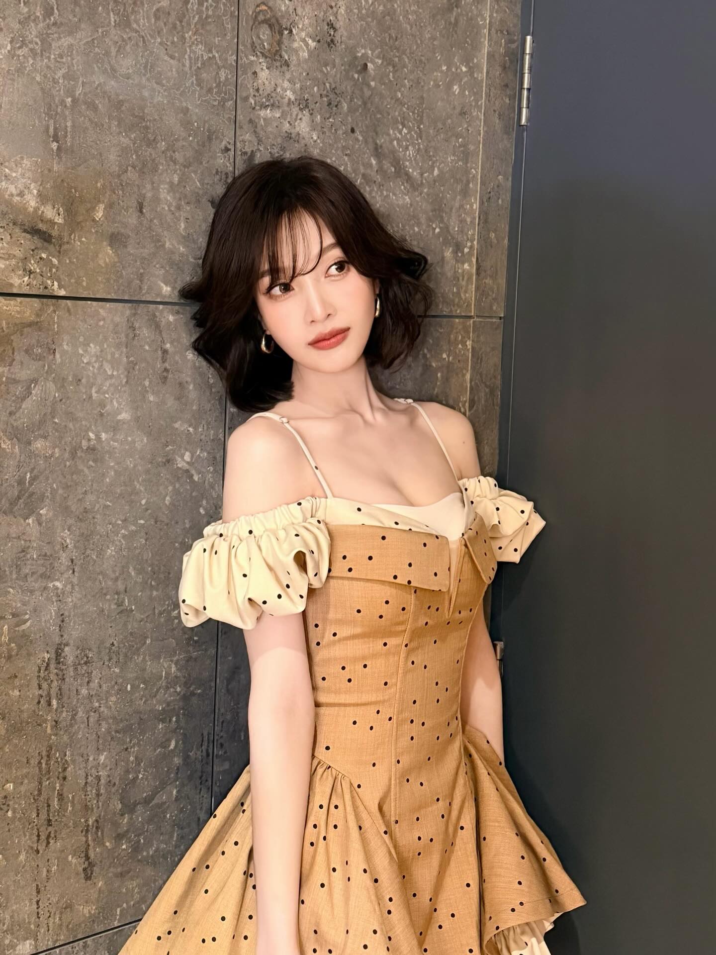 短发配红唇！复古波点裙的小蛮腰太顶了