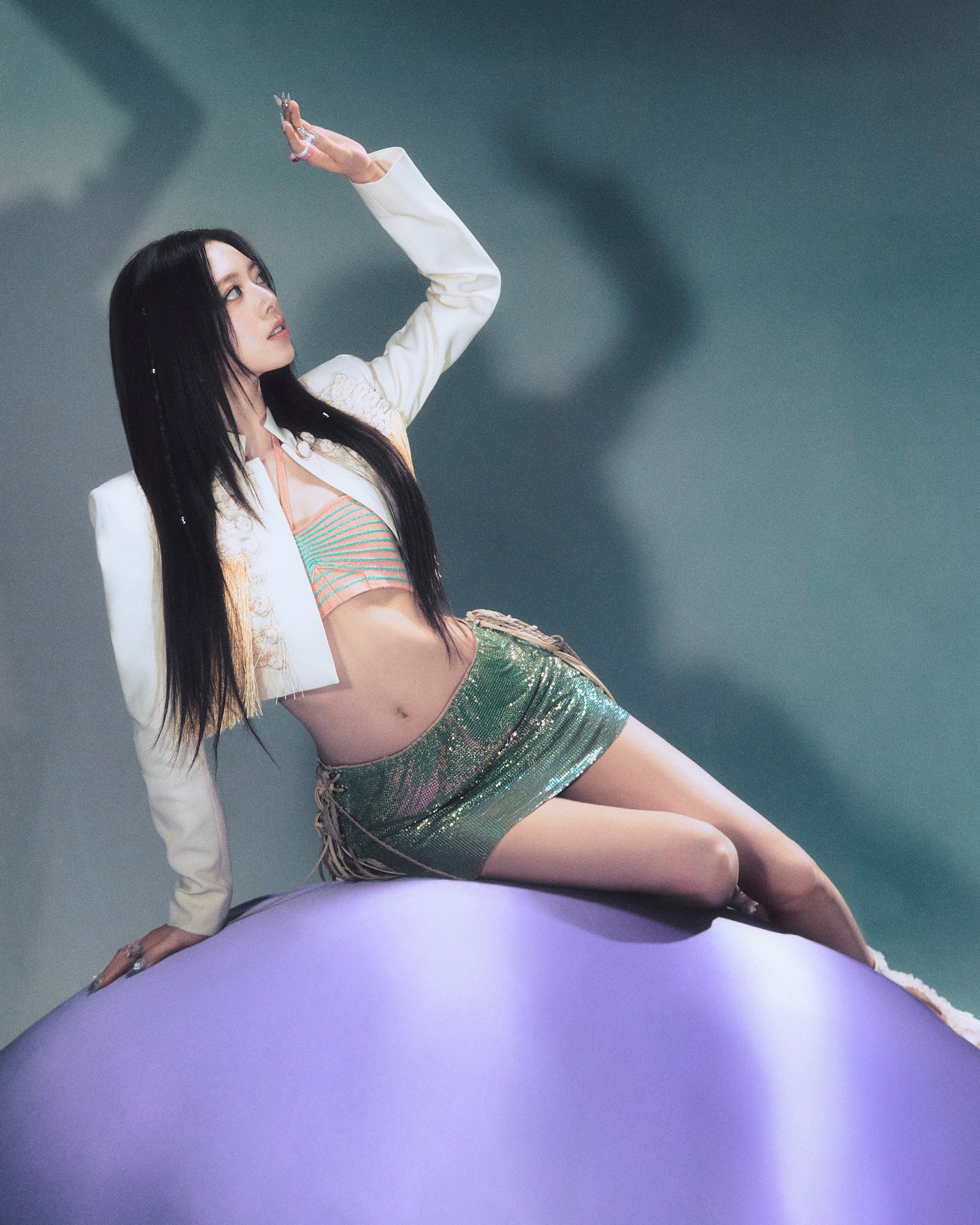 Y2K辣妹回归！绿色亮片裙配条纹抹胸，这身材太敢穿了