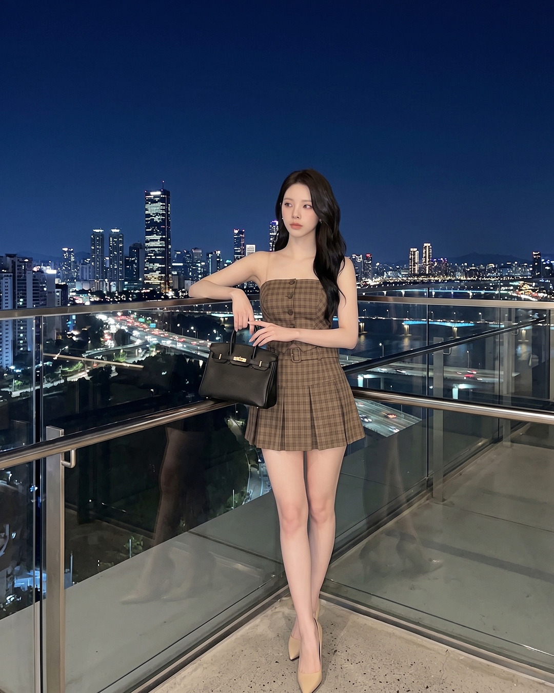 棕色格纹抹胸裙太顶了！夜色都市下的极品身材，这腿比夜景还迷人